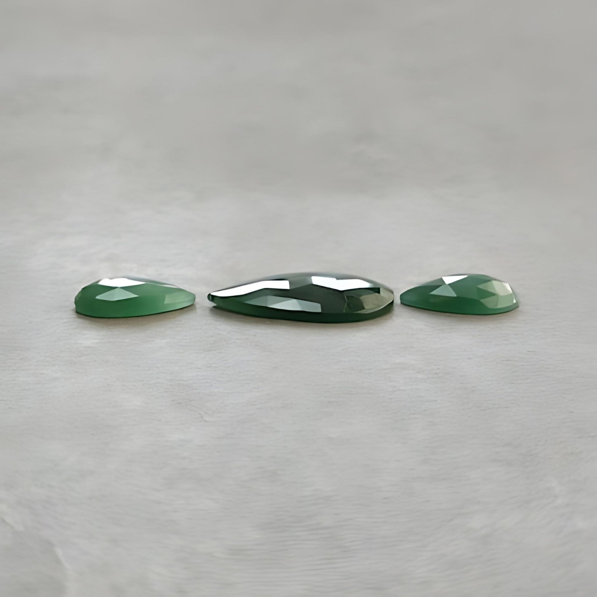 Natürlicher, unbehandelter grüner Quarzit