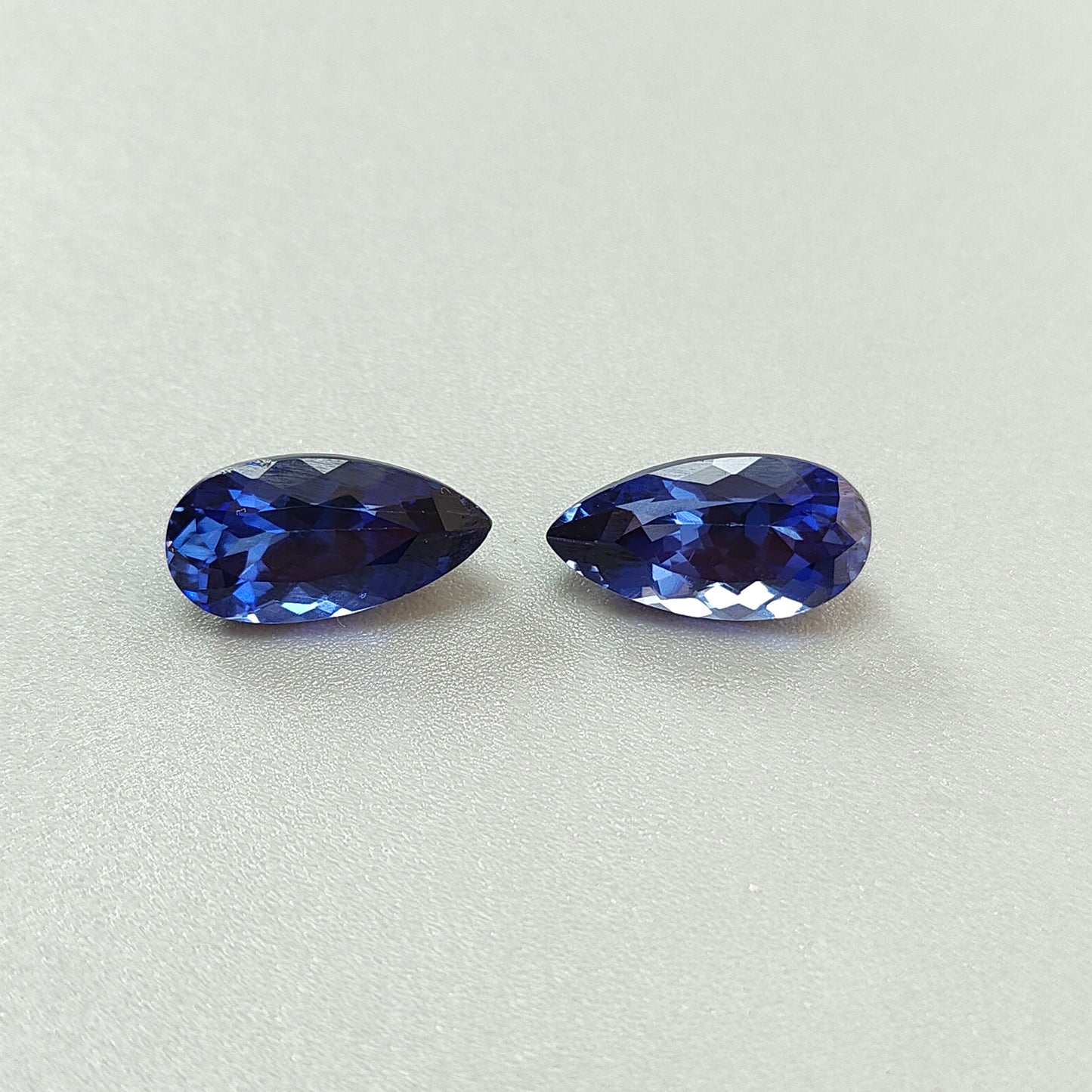 合成サファイアのファセットカット宝石