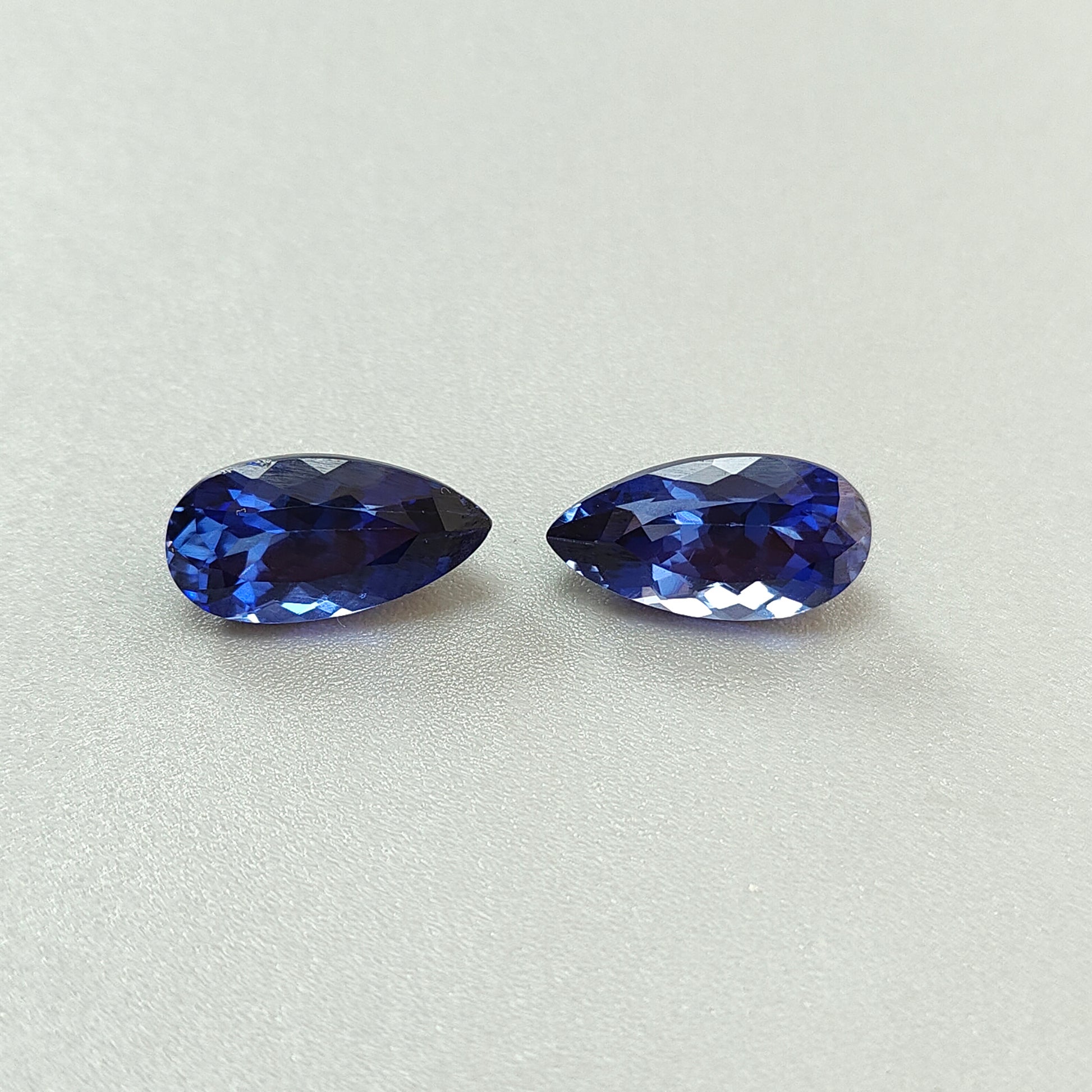 合成サファイアのファセットカット宝石