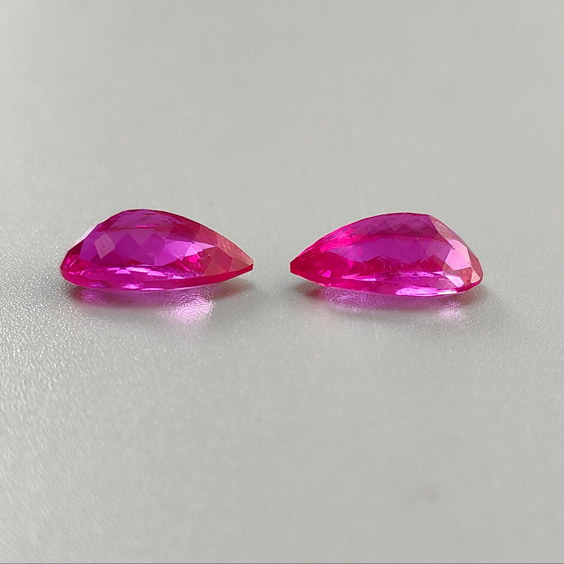 合成サファイアのファセットカット宝石