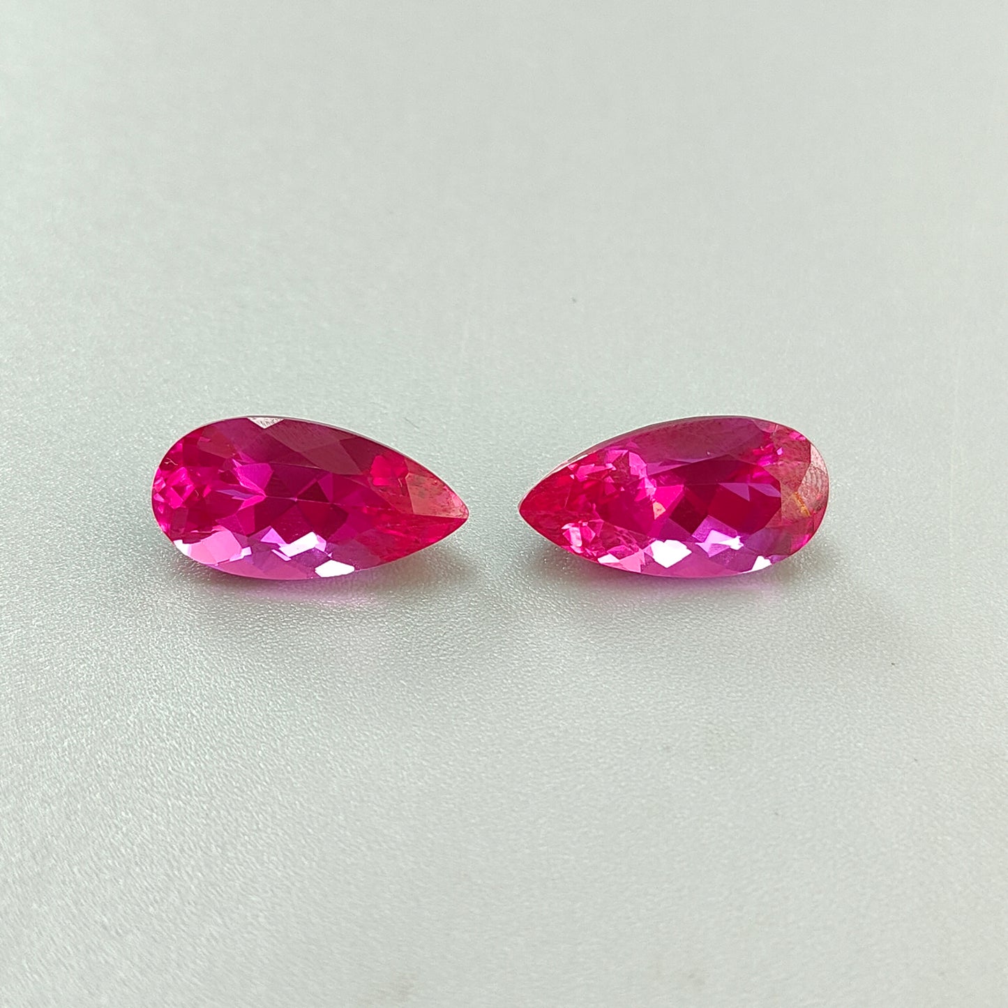 piedra preciosa de zafiro tallada en facetas