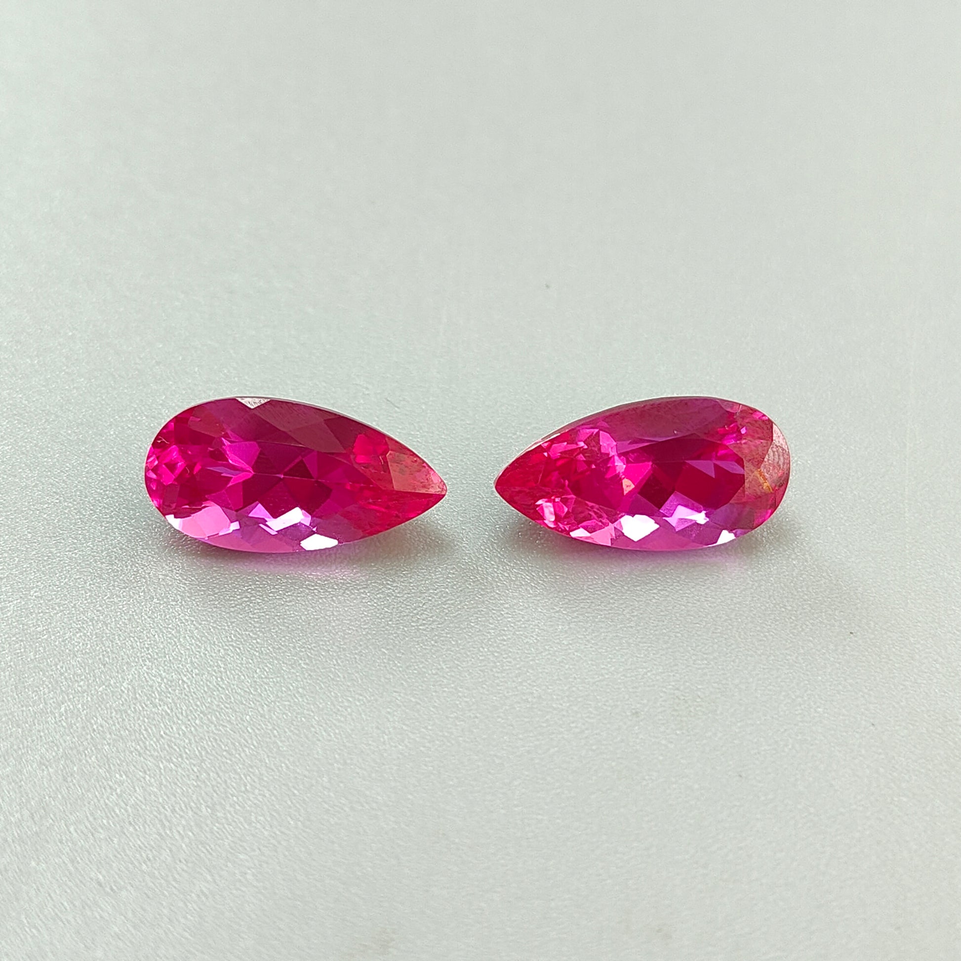 piedra preciosa de zafiro tallada en facetas