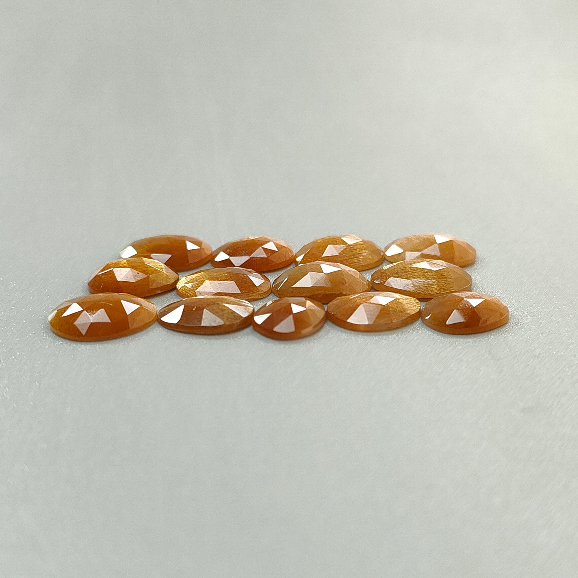 天然の未処理ムーンストーンローズカット宝石