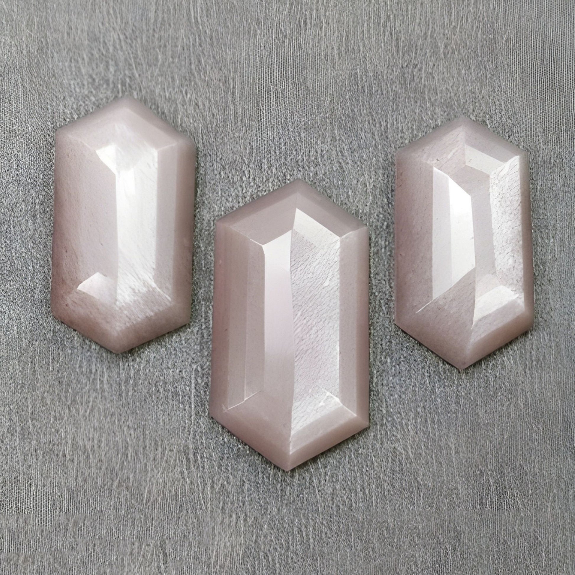 pierre de lune pêche, forme hexagonale, taille en escalier