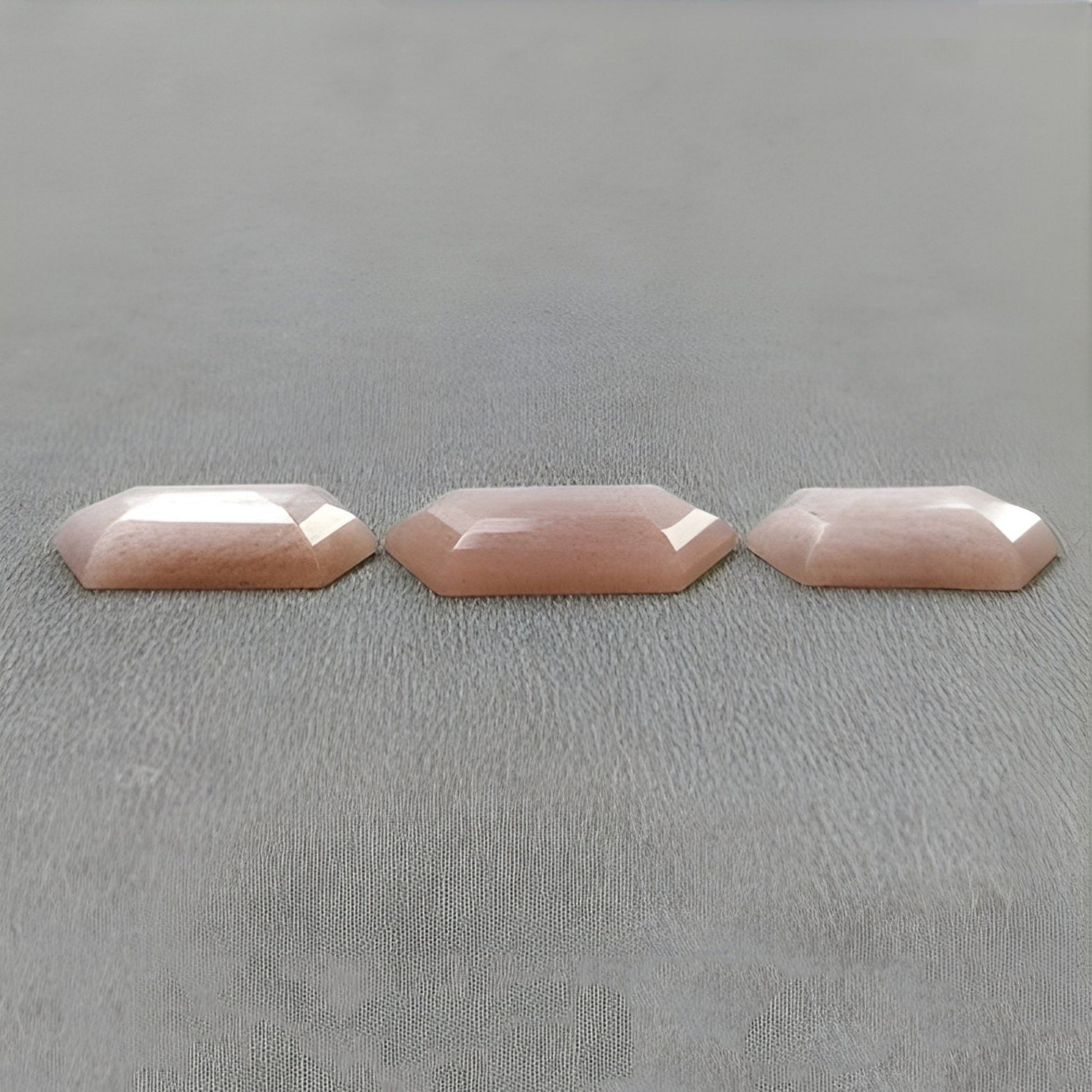 Pfirsich Mondstein natürlicher unbehandelter Edelstein