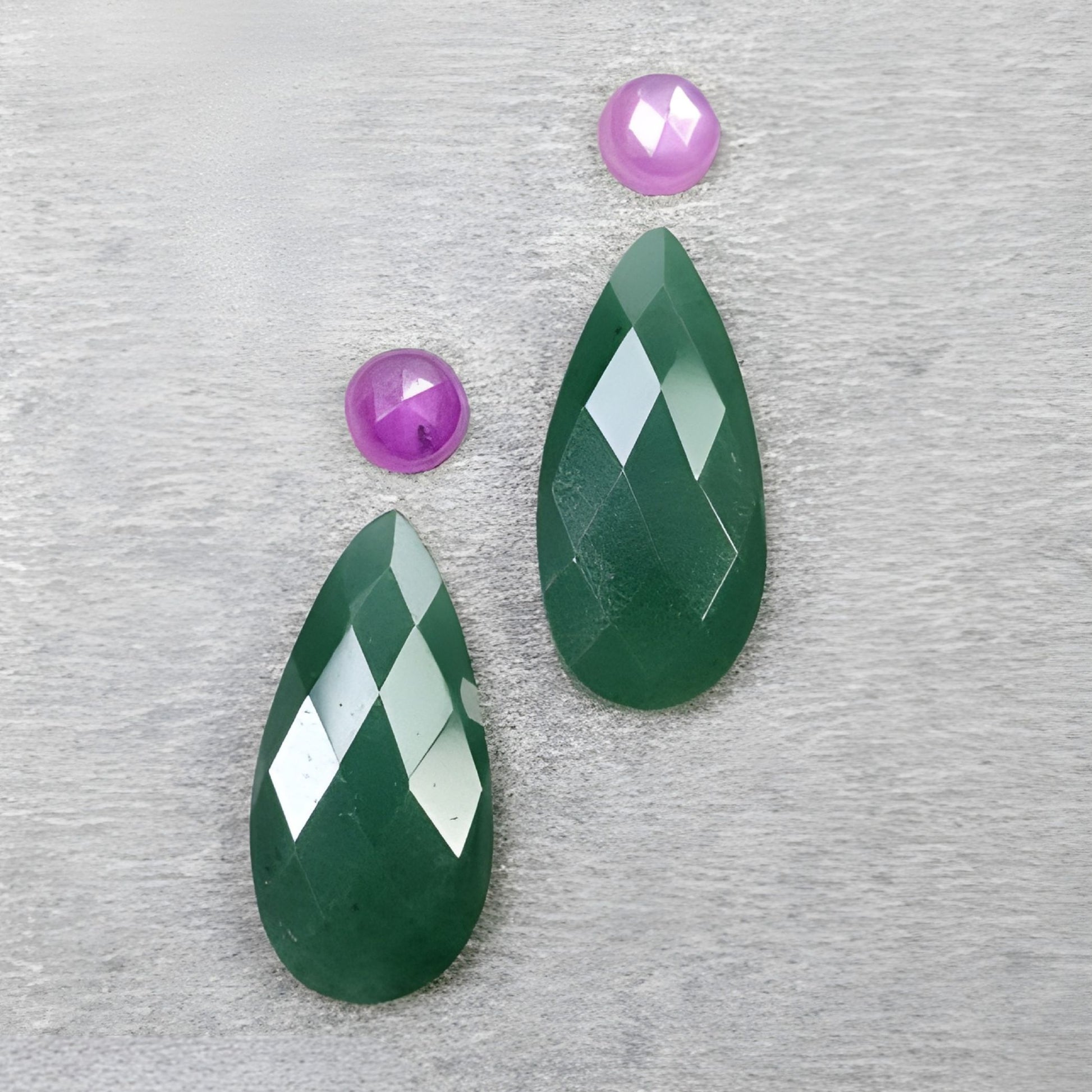 クォーツァイト、サファイアペア、ラウンドシェイプチェッカーカット