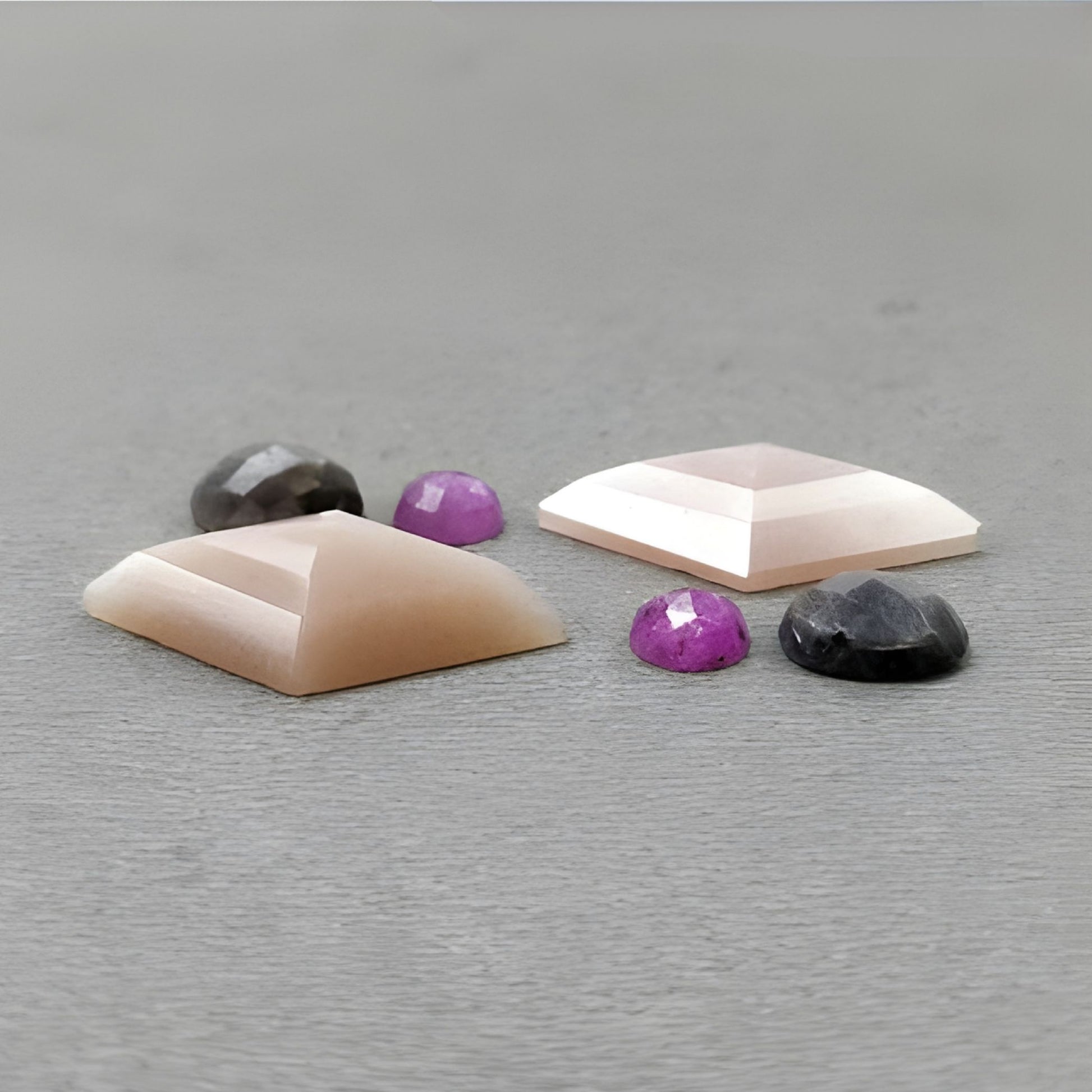 Piedra lunar, zafiro, talla marquesa y ovalada, corte escalonado.