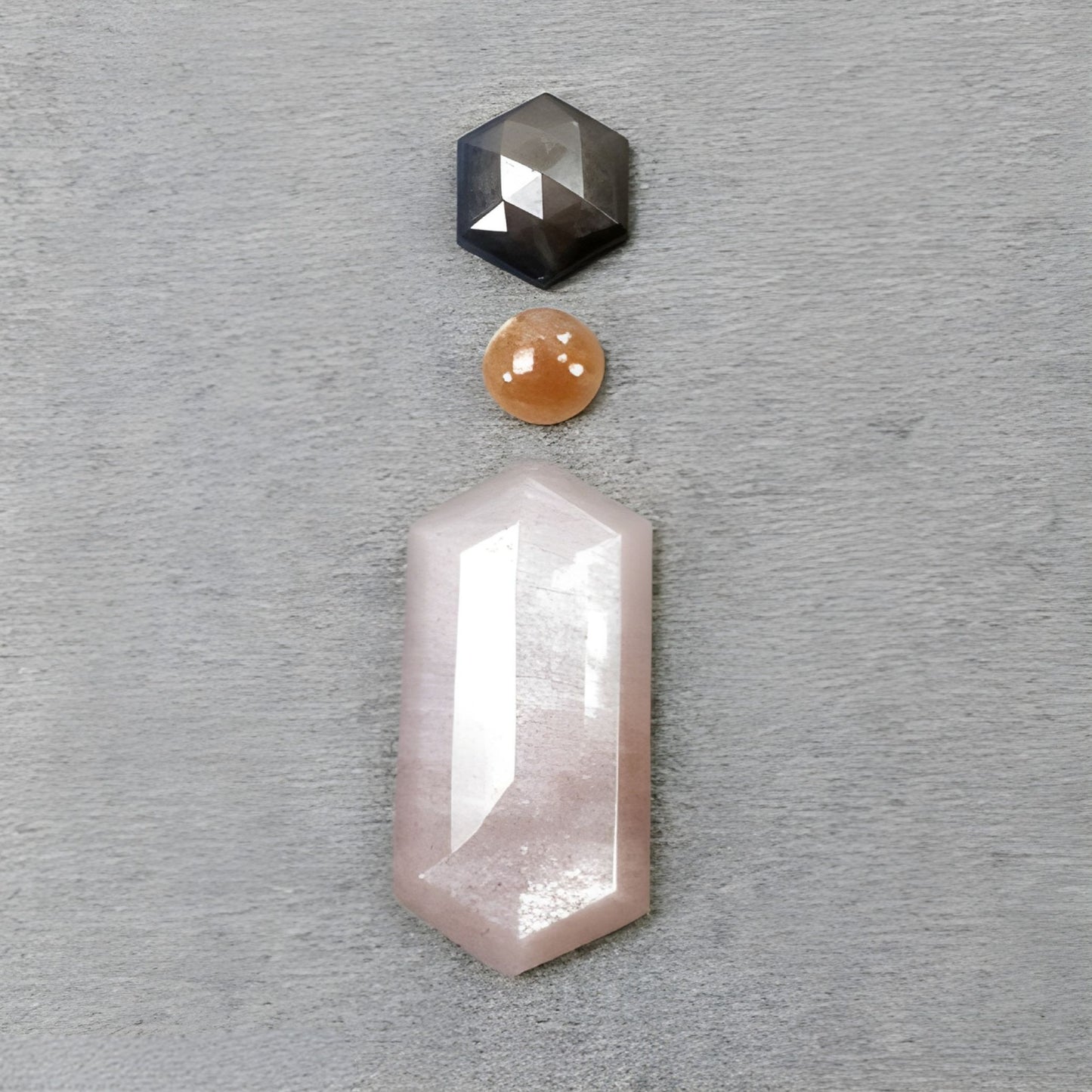 月光石、蓝宝石榄尖形和椭圆形阶梯式切割