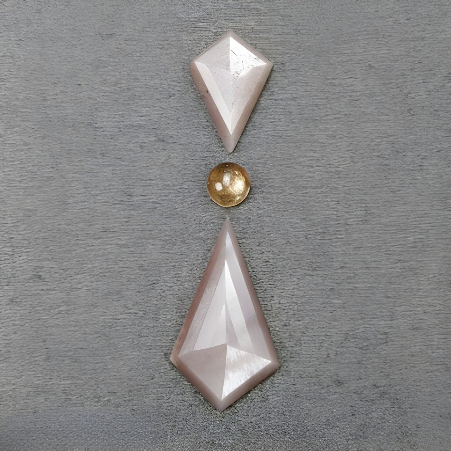 ムーンストーン、サファイアの凹凸とラウンドシェイプのステップカット