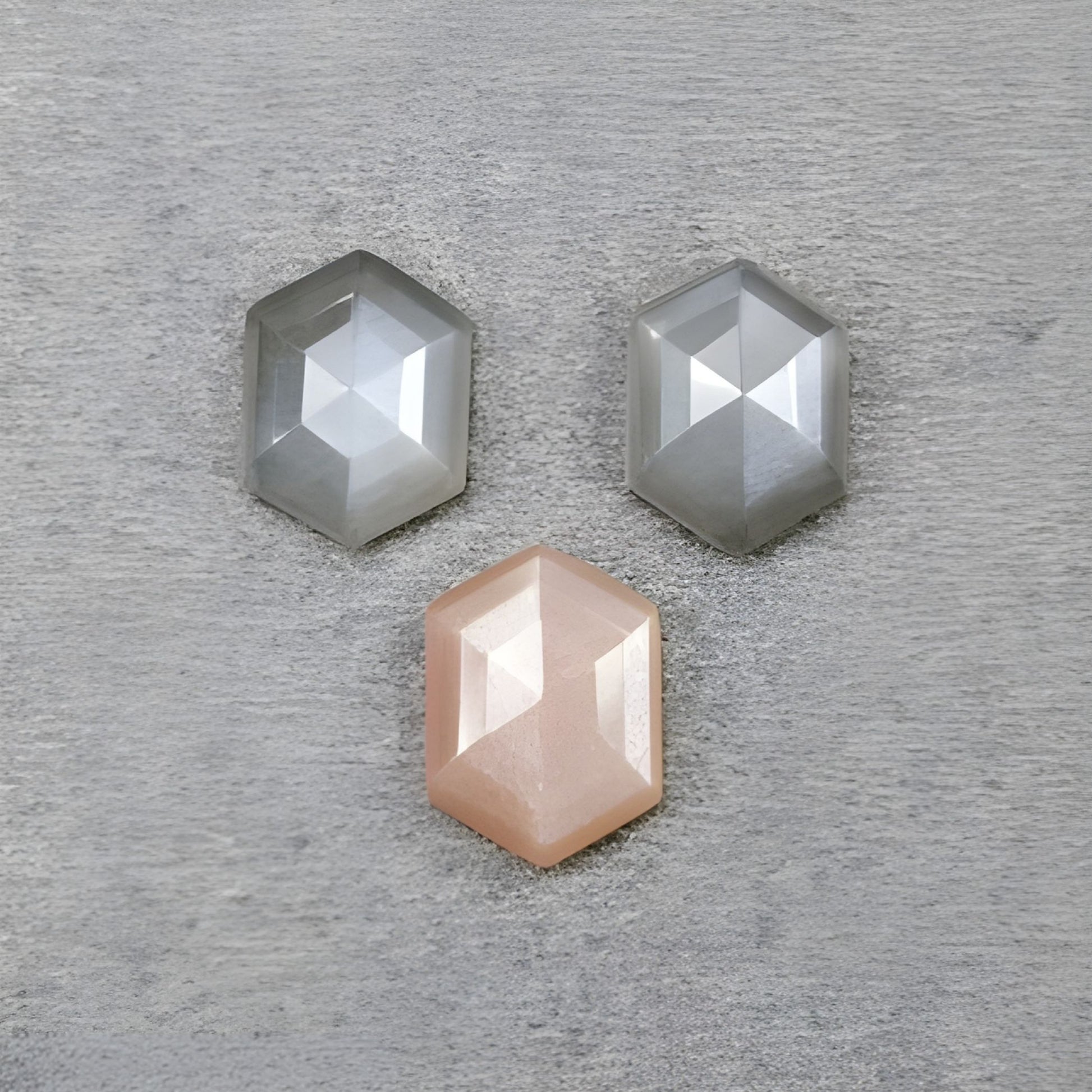 ムーンストーンの六角形ステップカット