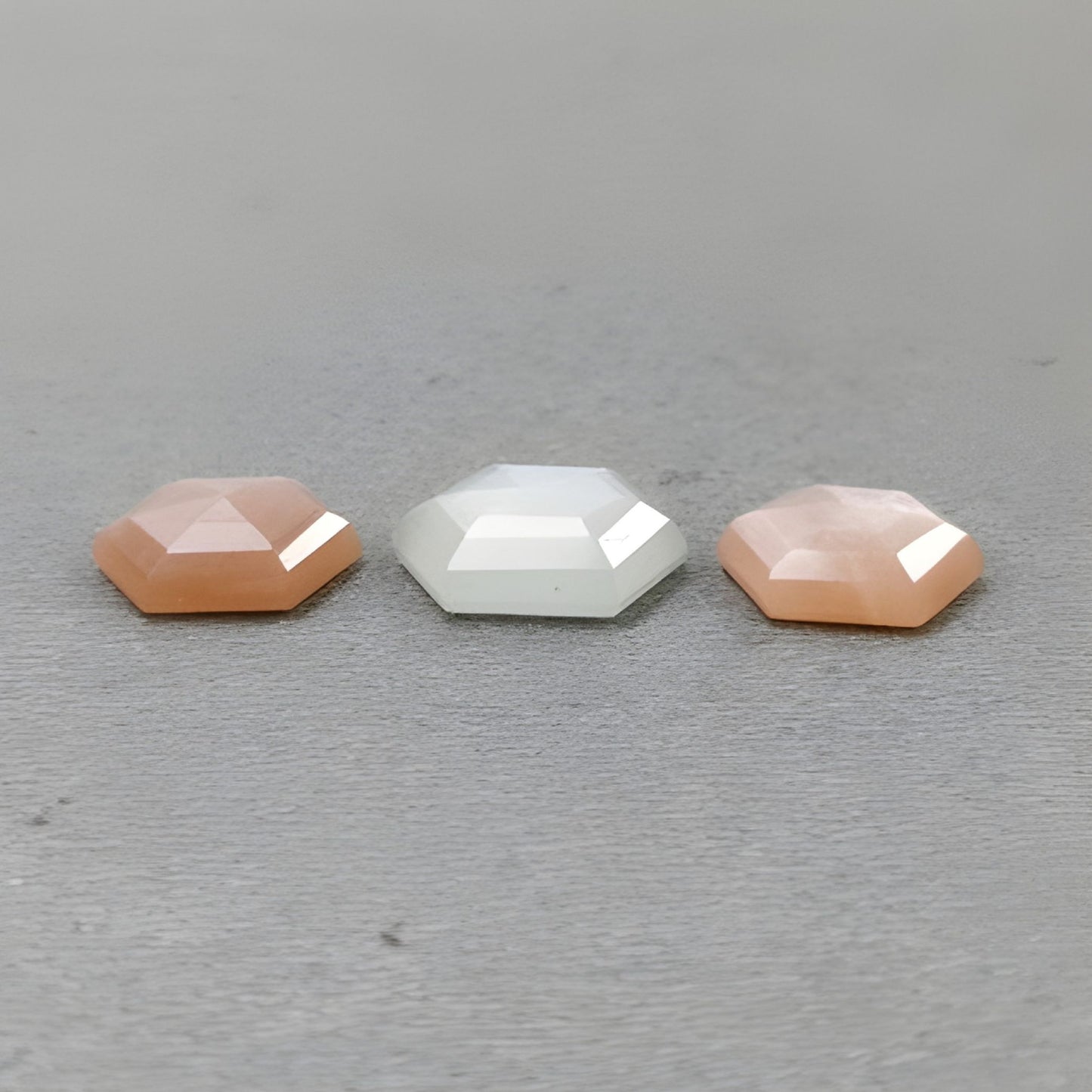 Corte escalonado con forma hexagonal de piedra lunar