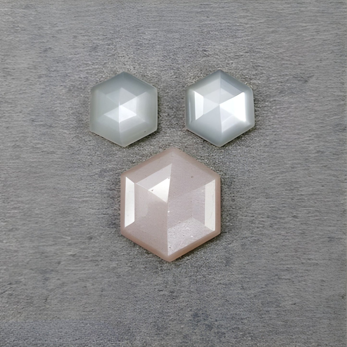 ムーンストーンの六角形ステップカット