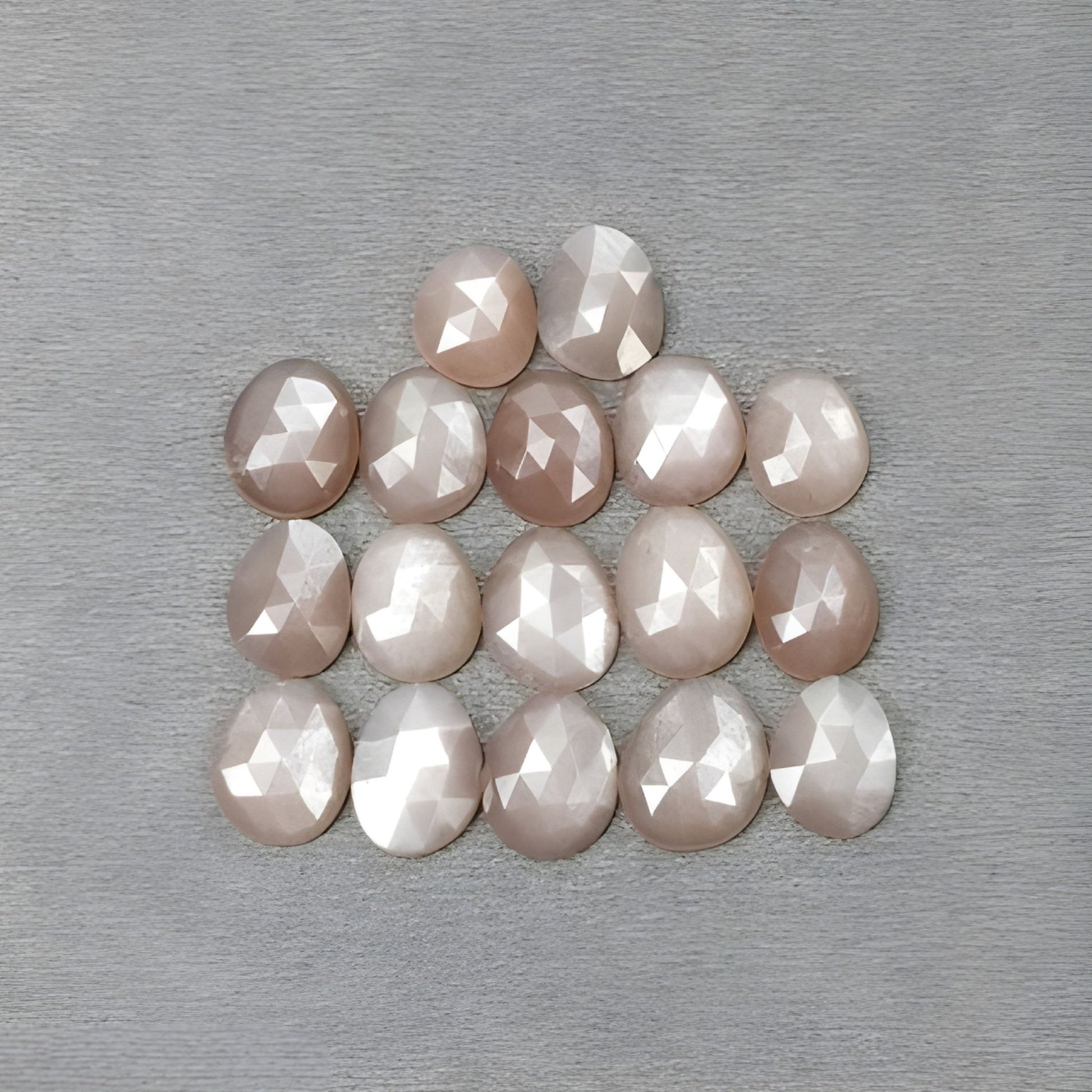 حجر ميلاد شهر يونيو