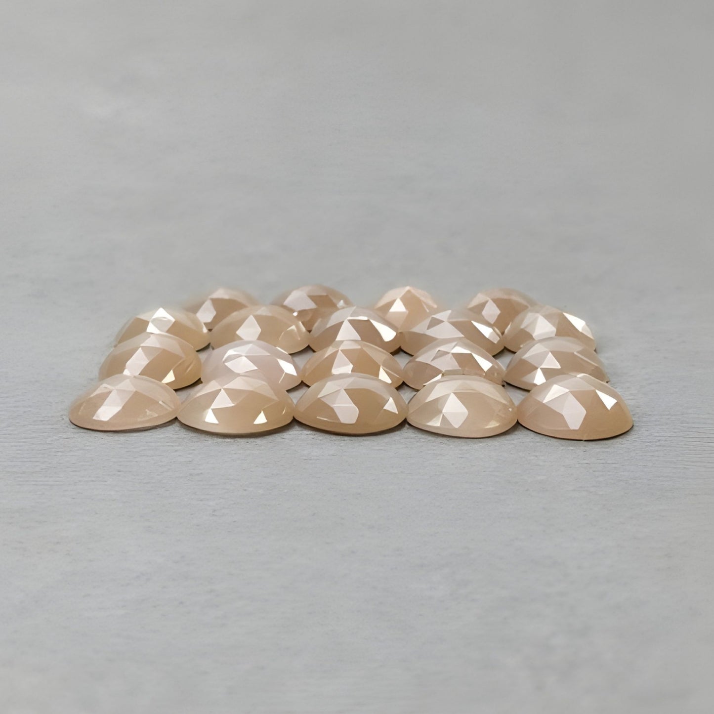 حجر ميلاد شهر يونيو