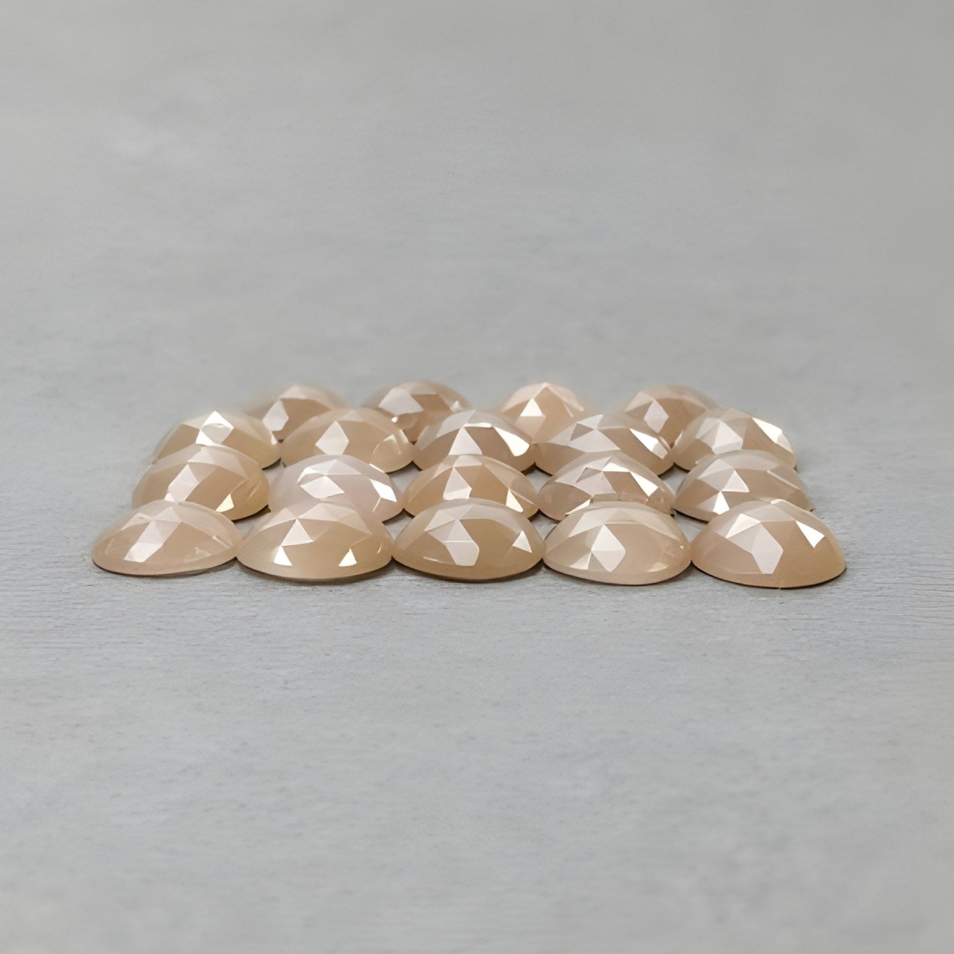 حجر ميلاد شهر يونيو