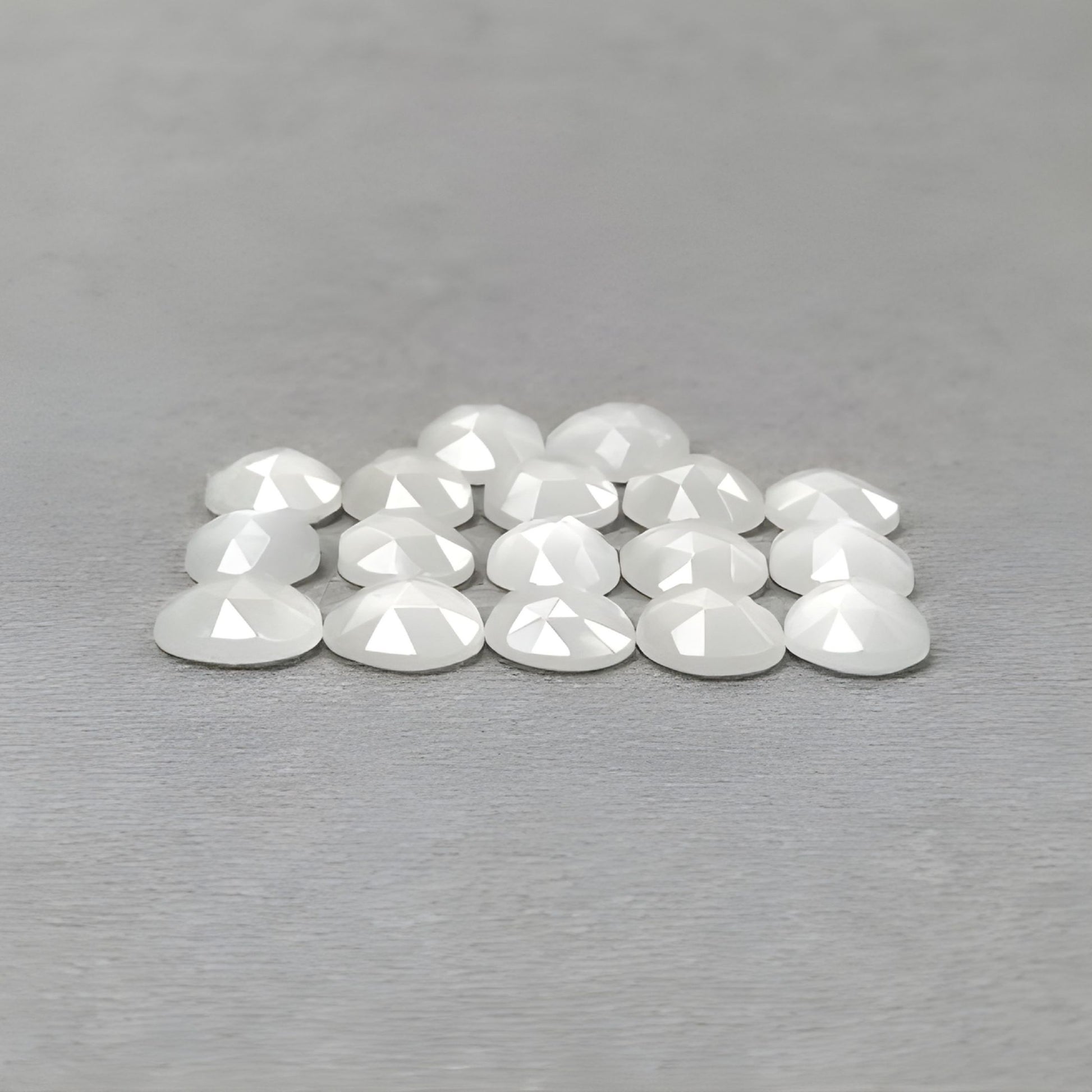 天然未经处理的月光石宝石