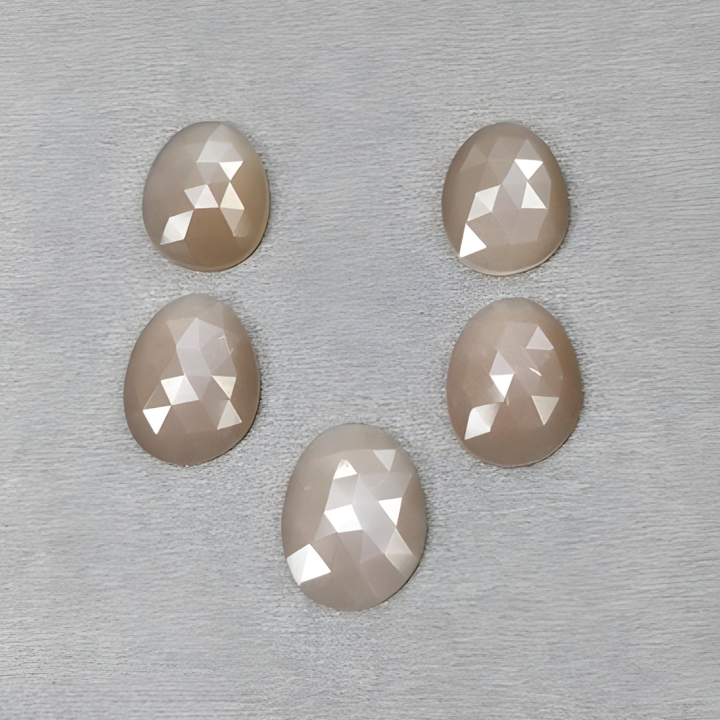 حجر ميلاد شهر يونيو