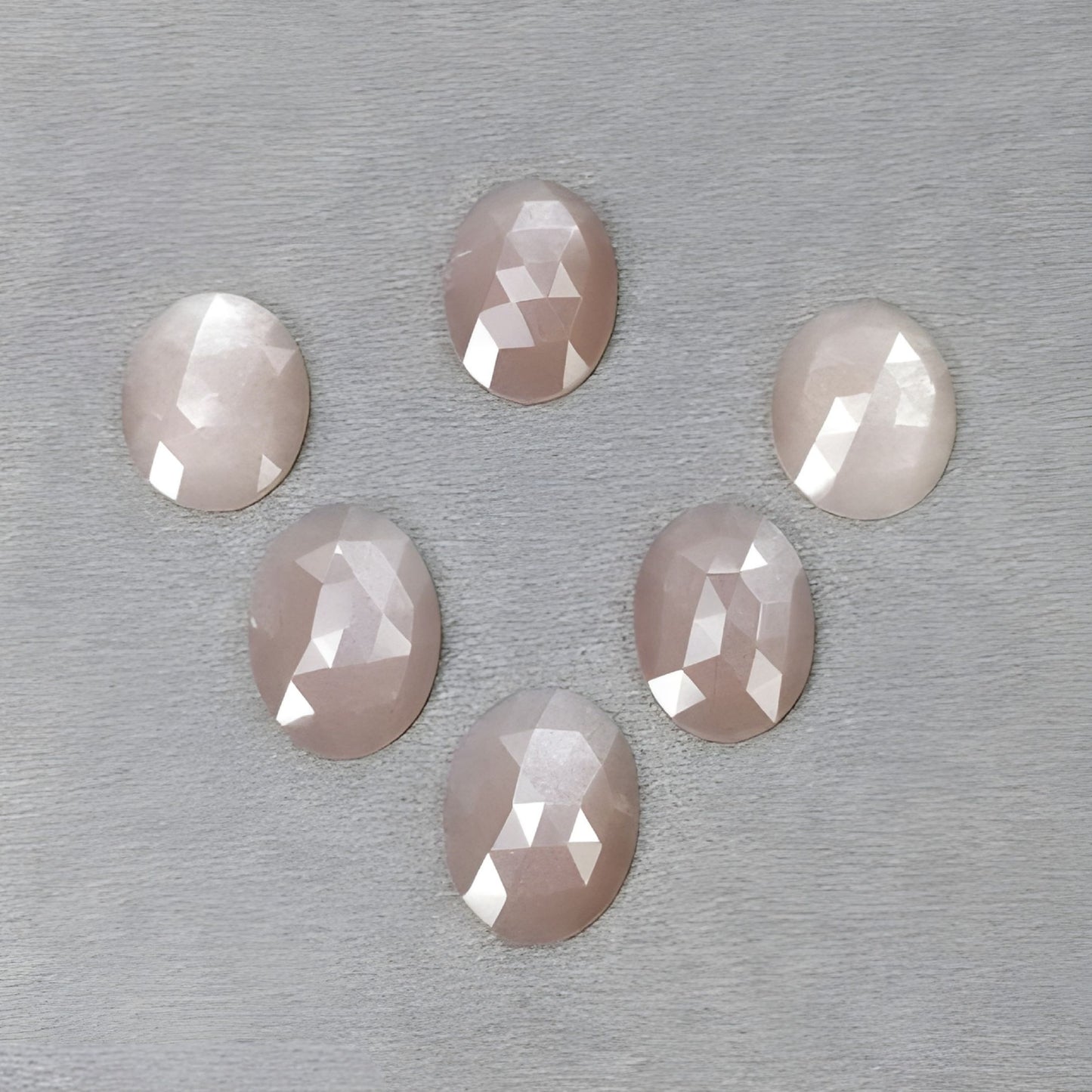 ムーンストーンの卵型ローズカット