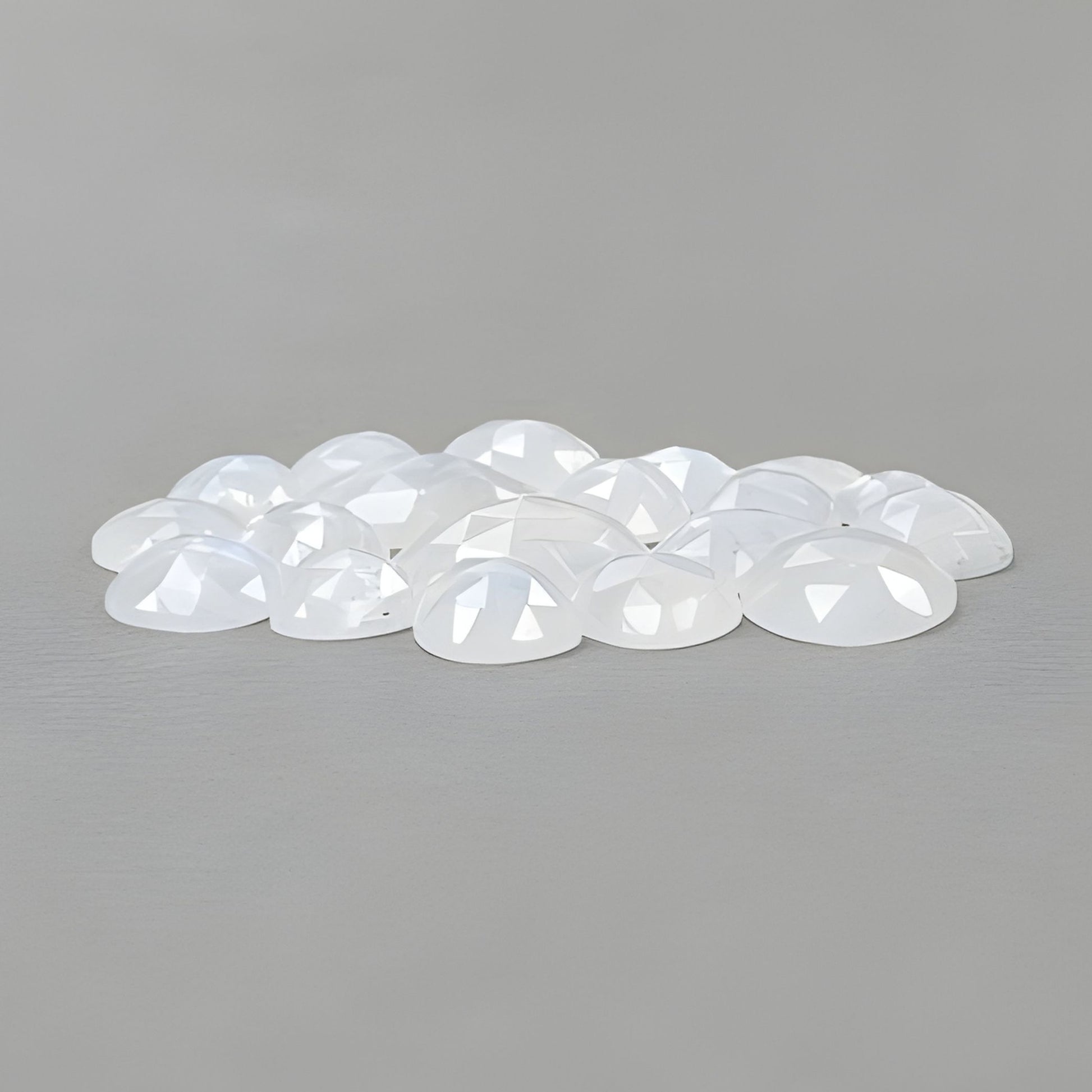 حجر القمر قوس قزح مقطوع بالورود