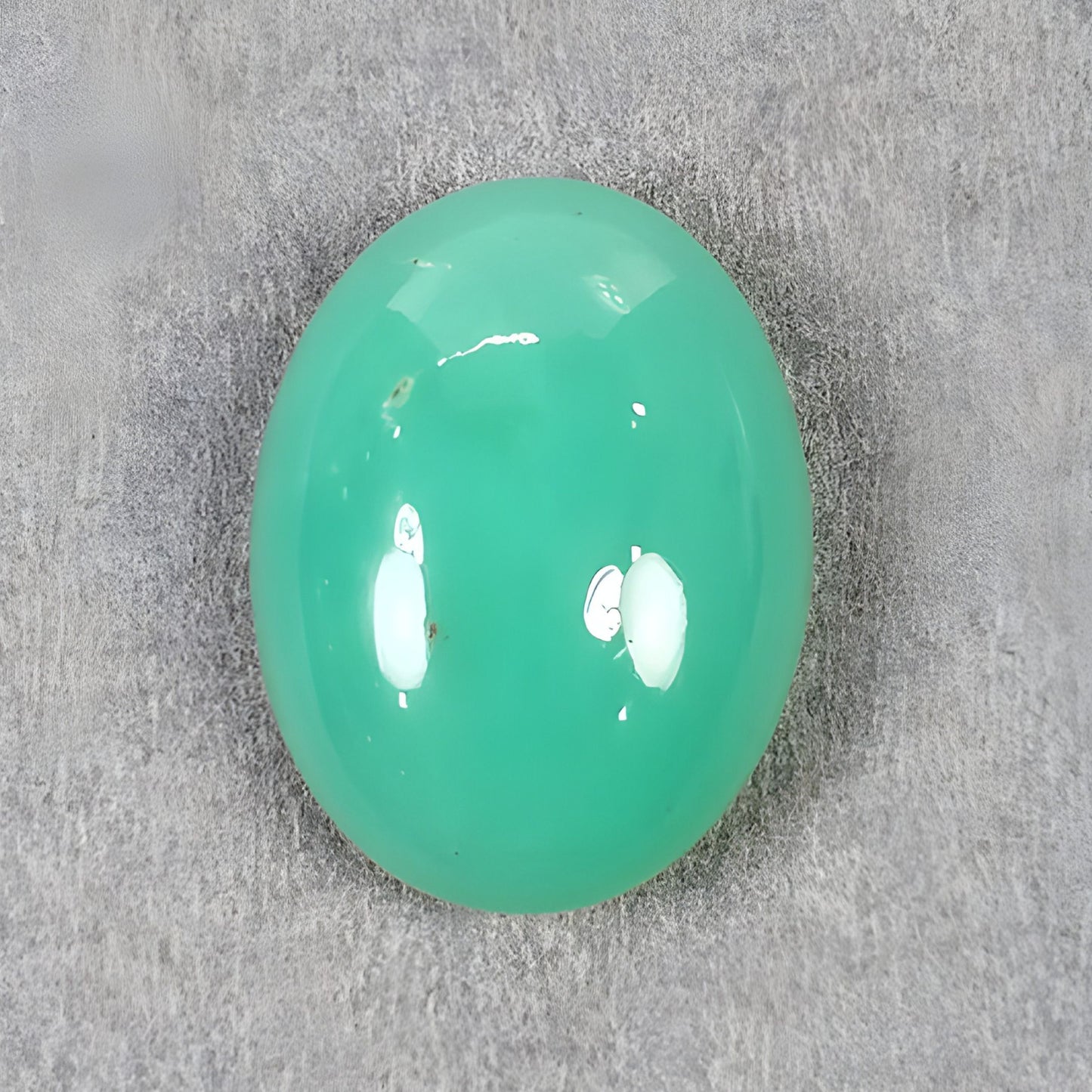 Cabochon di forma ovale in crisoprasio