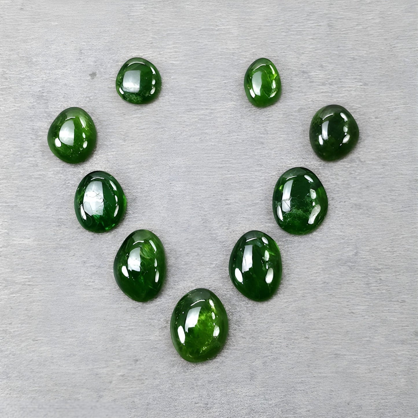 クロムダイオプサイド 不均一な形状のカボション