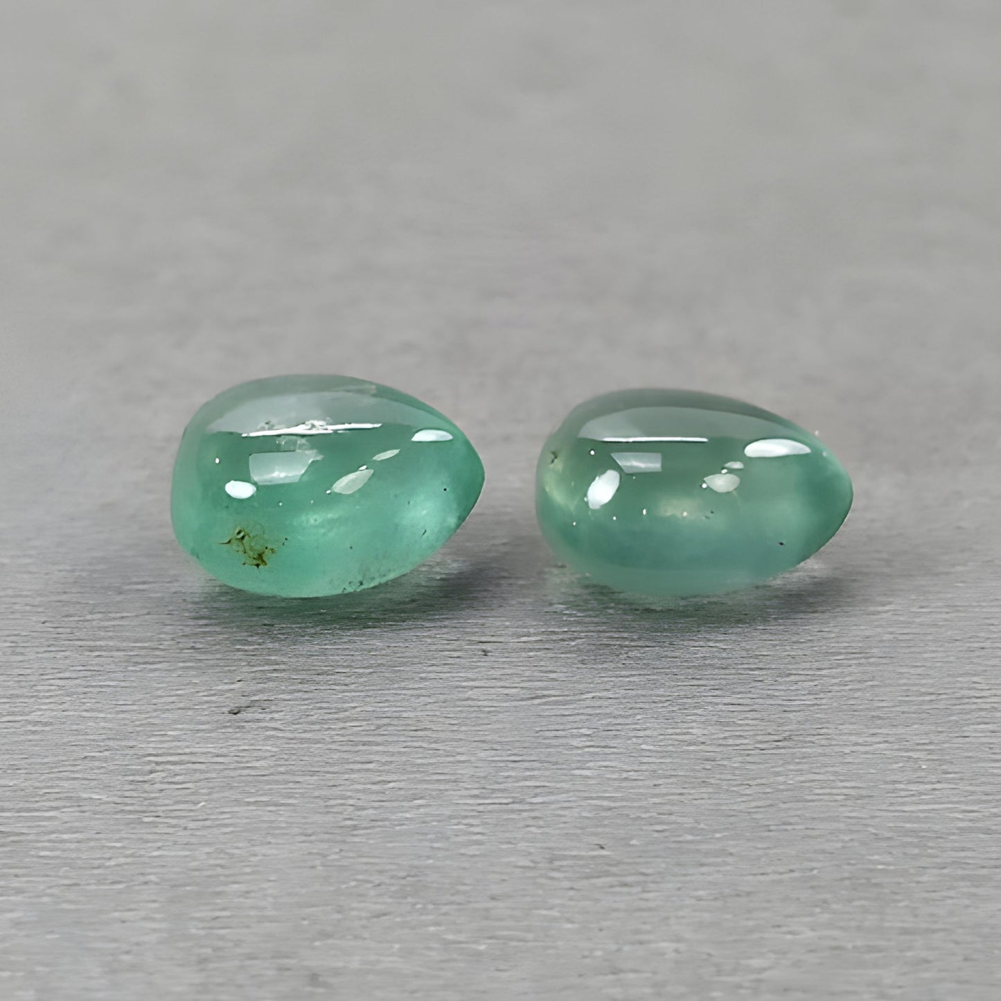 Fluorite verde, pietra preziosa lavorata a mano.