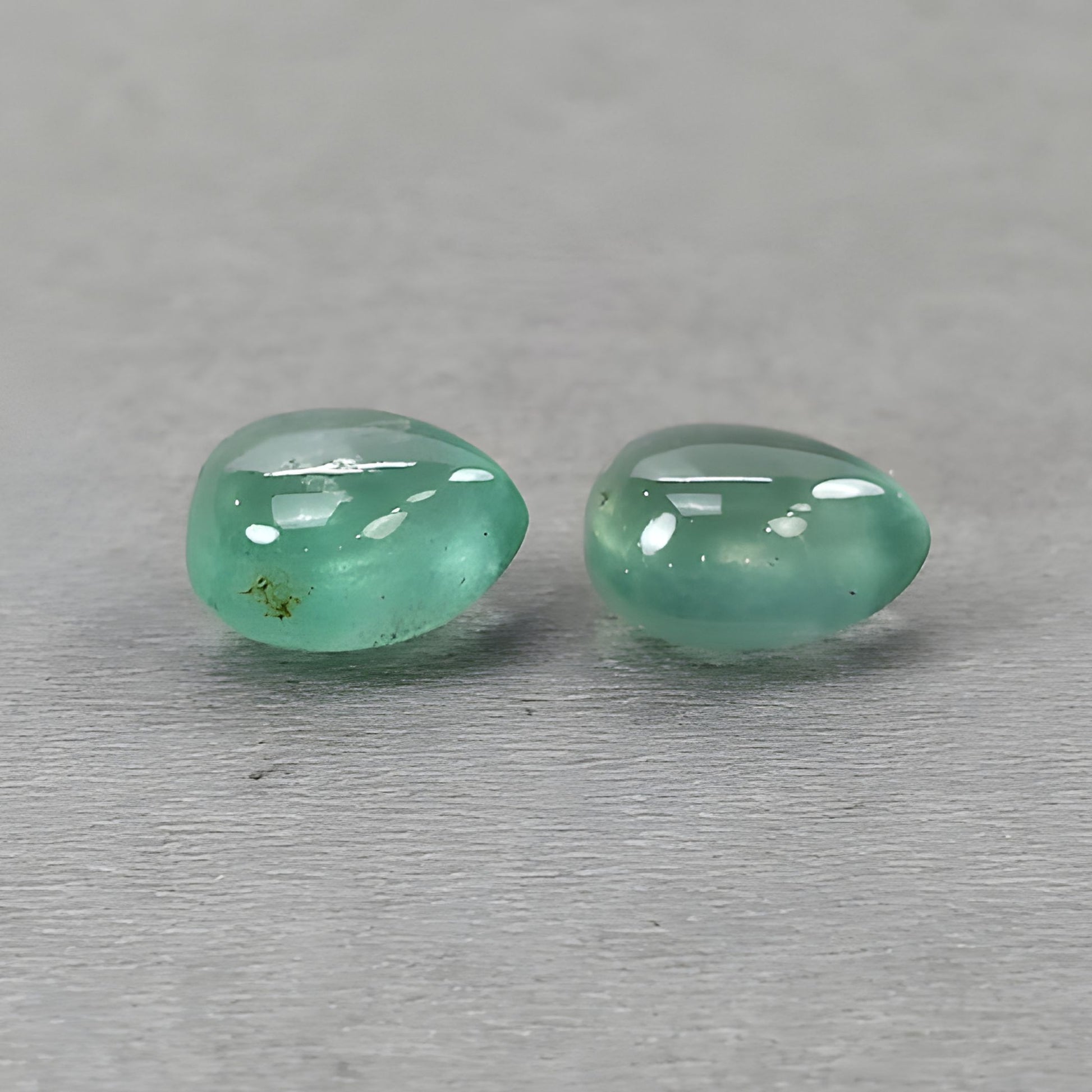 Fluorite verde, pietra preziosa lavorata a mano.