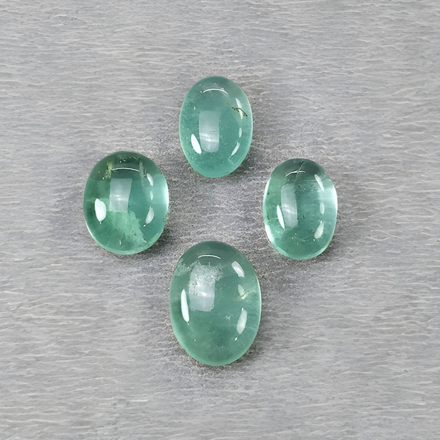 Fluorite verde, pietra preziosa lavorata a mano.