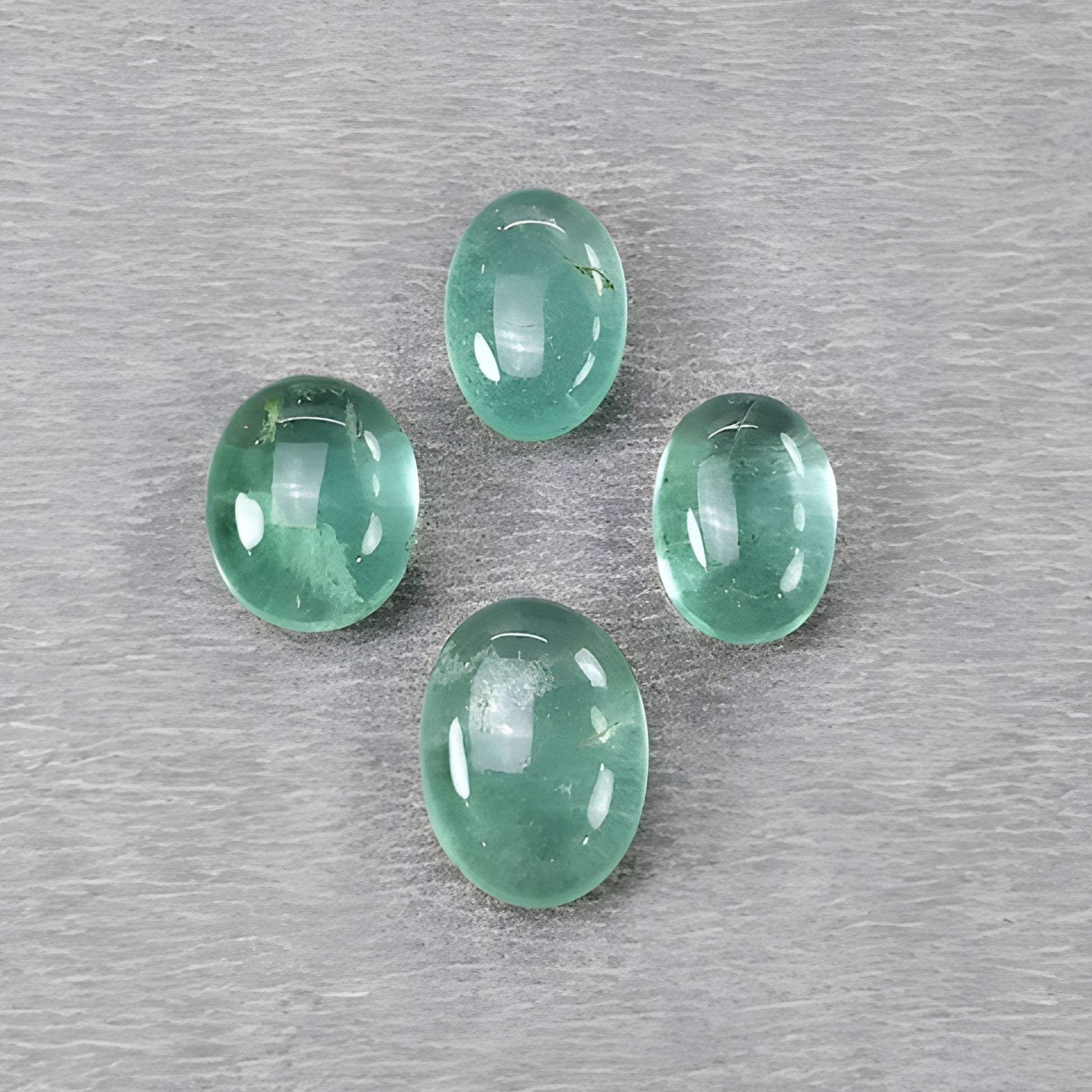 Fluorite verde, pietra preziosa lavorata a mano.