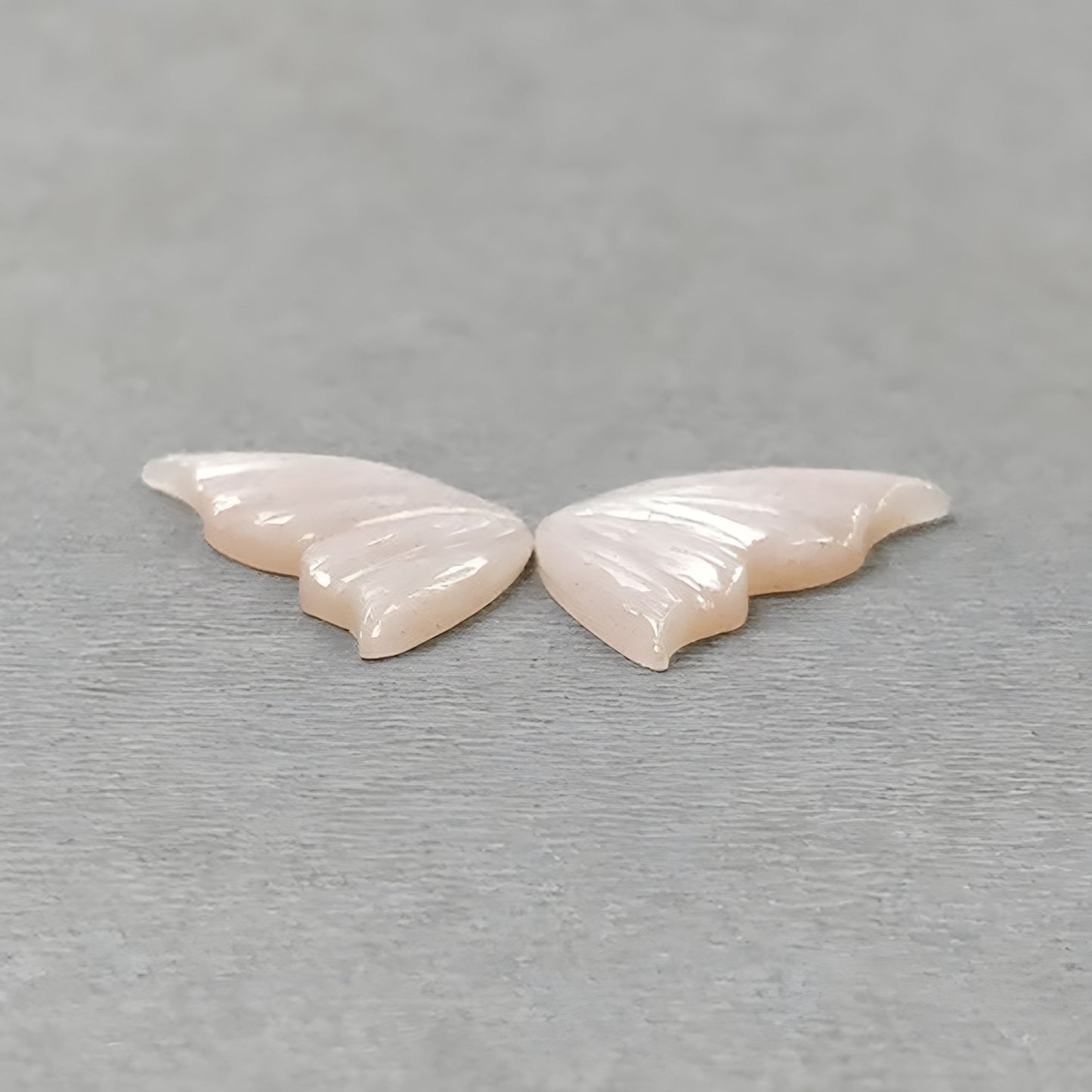 ムーンストーンの蝶の彫刻