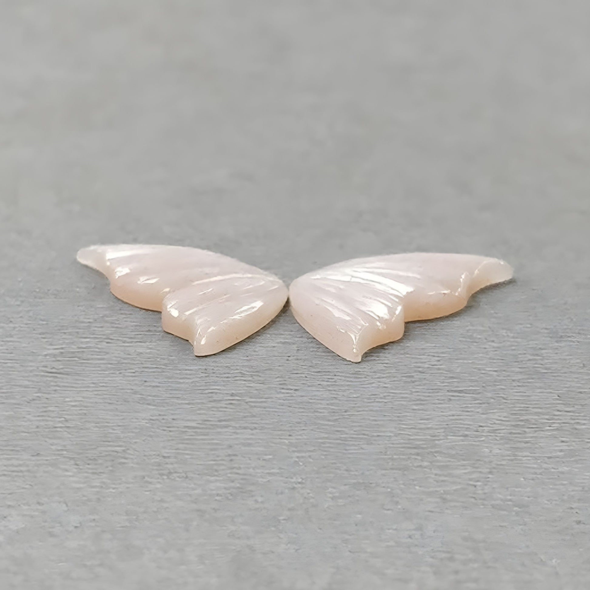 ムーンストーンの蝶の彫刻