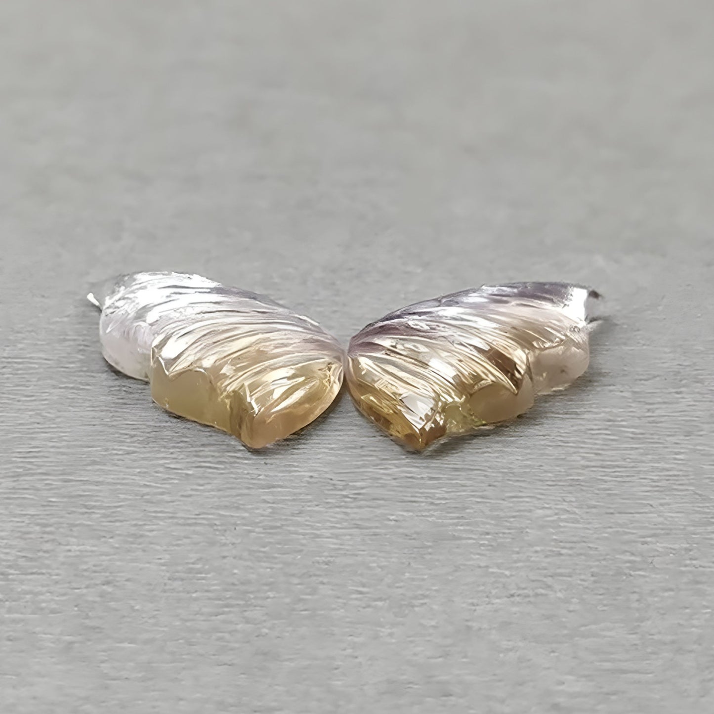 アメトリンの蝶の彫刻