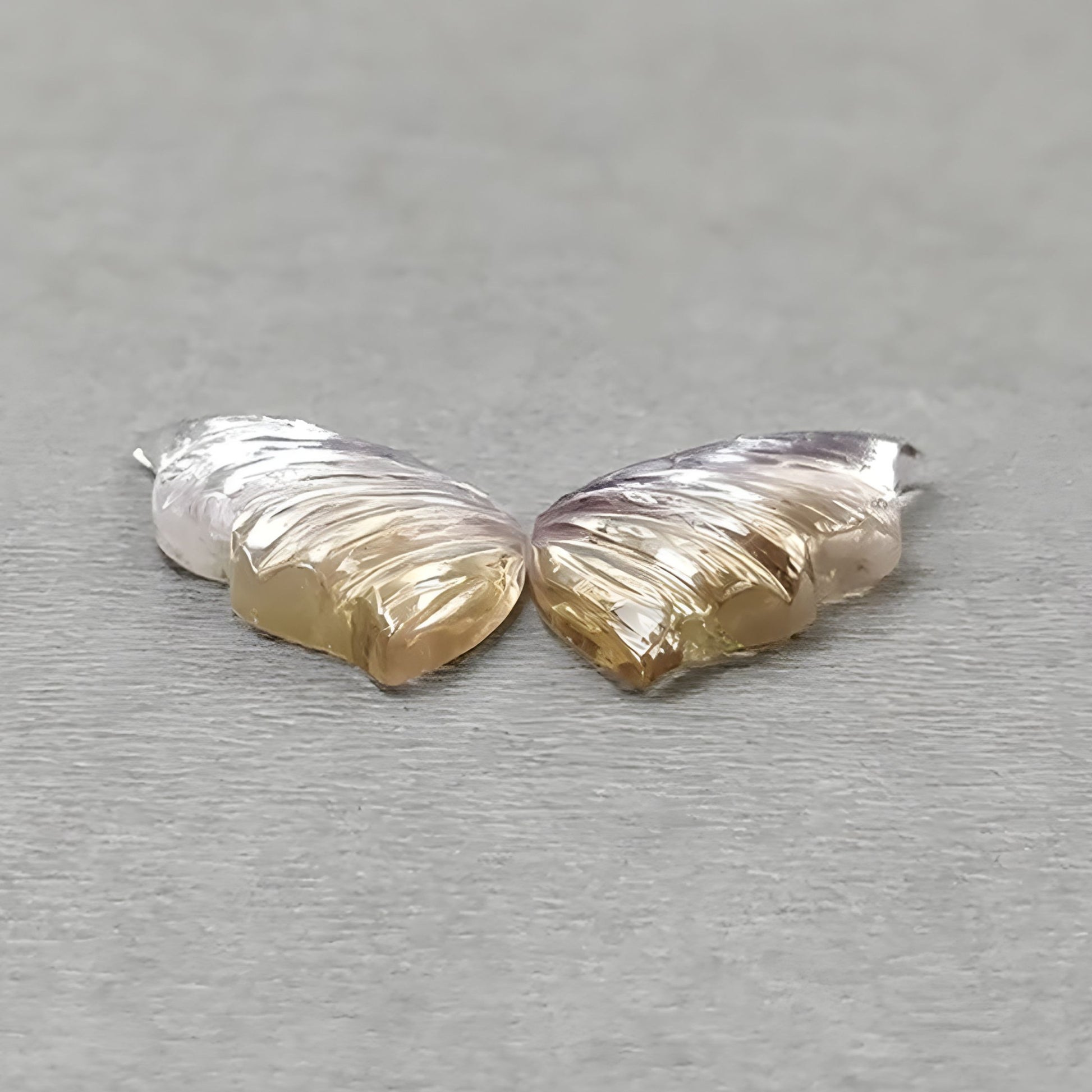 アメトリンの蝶の彫刻