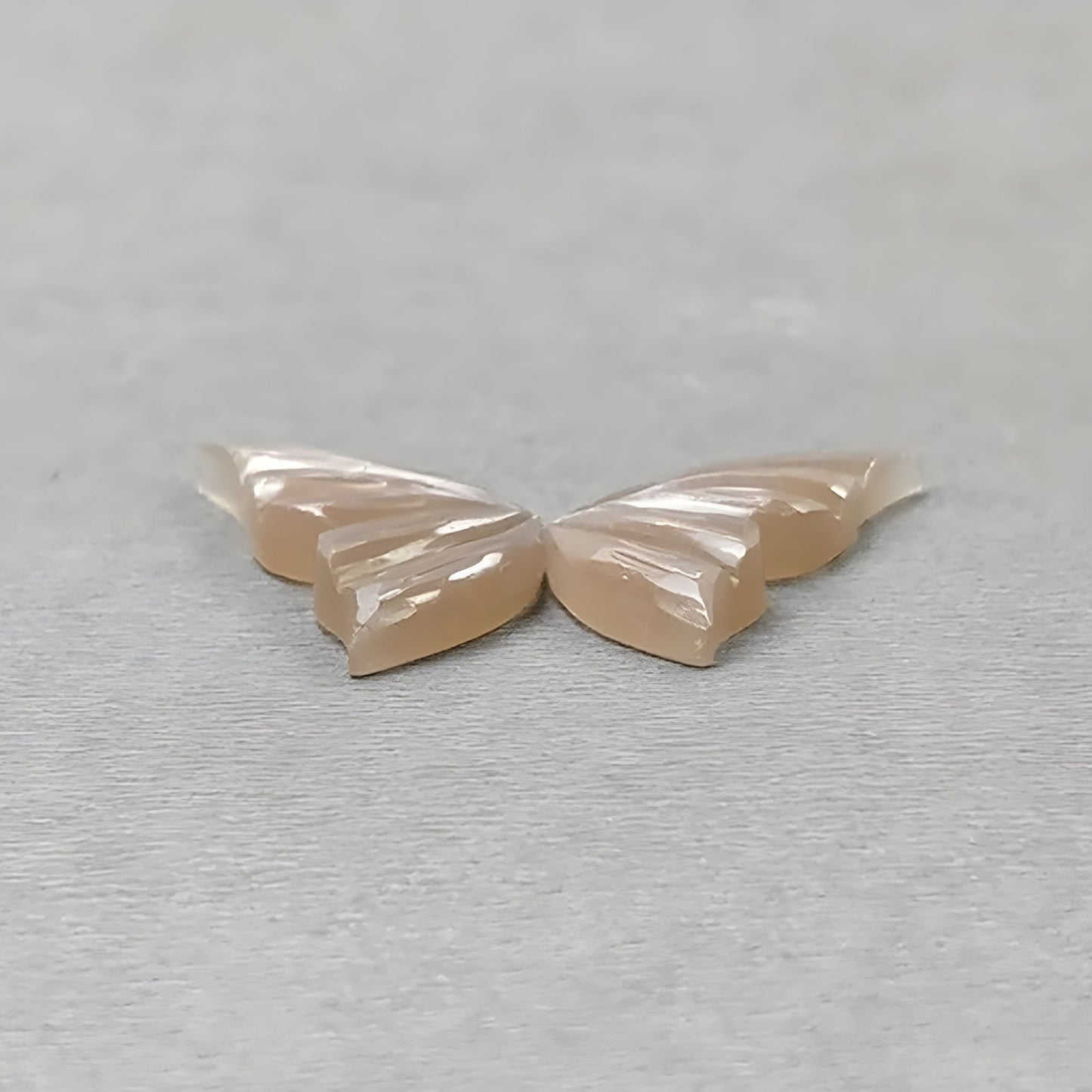 sculpture de papillon en pierre de lune