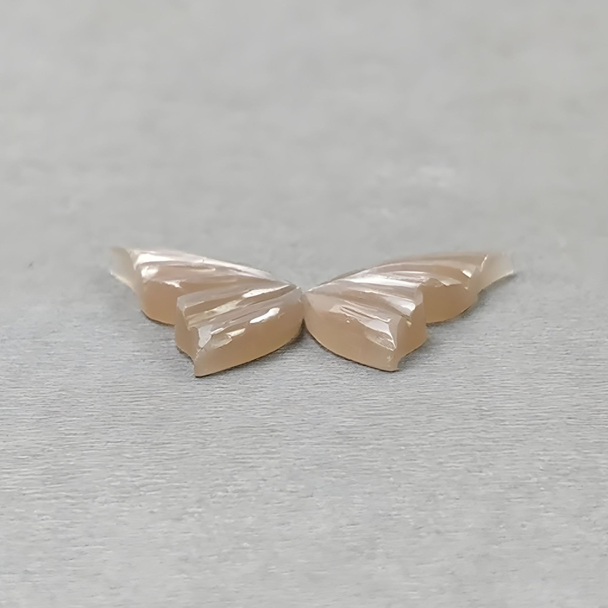 sculpture de papillon en pierre de lune