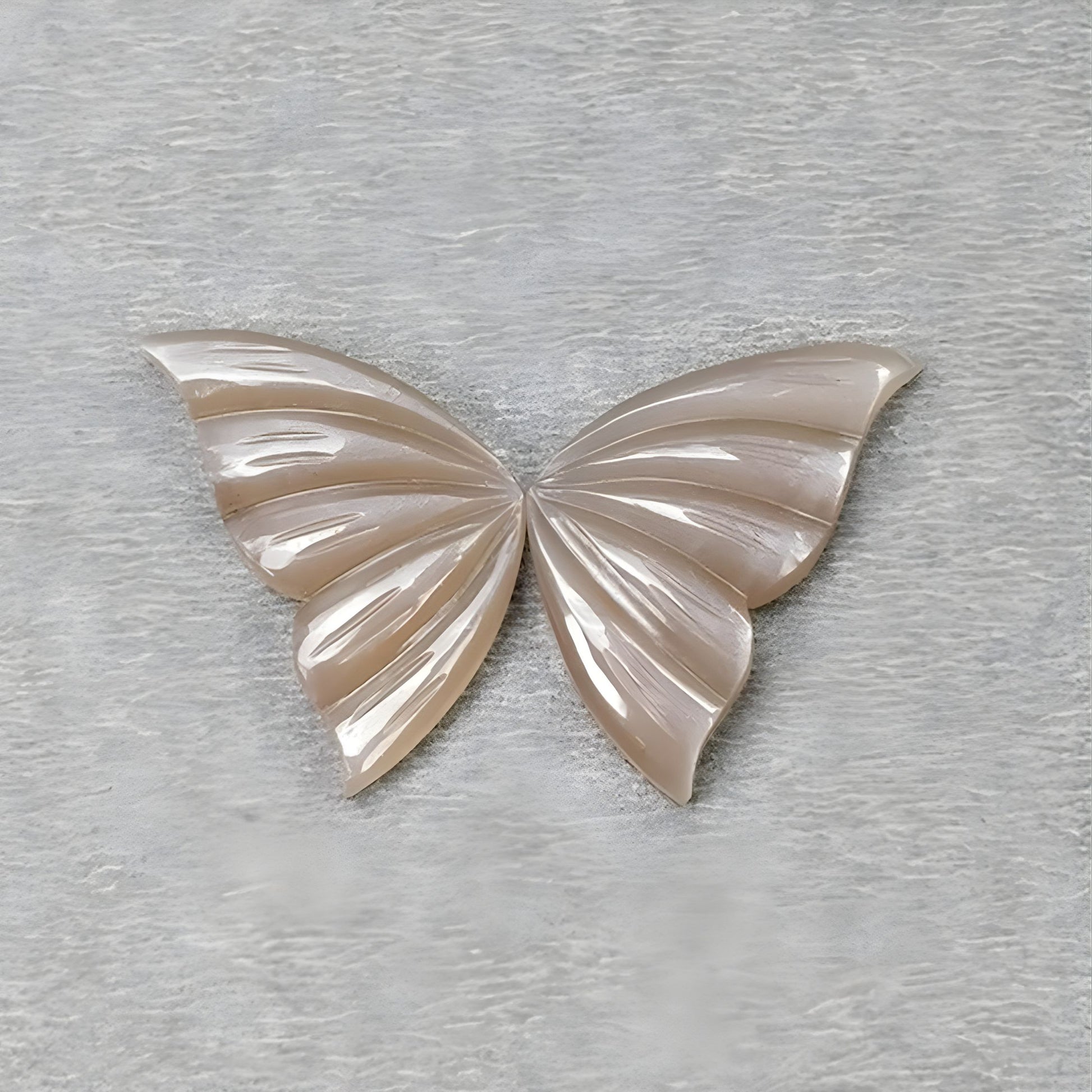 sculpture de papillon en pierre de lune