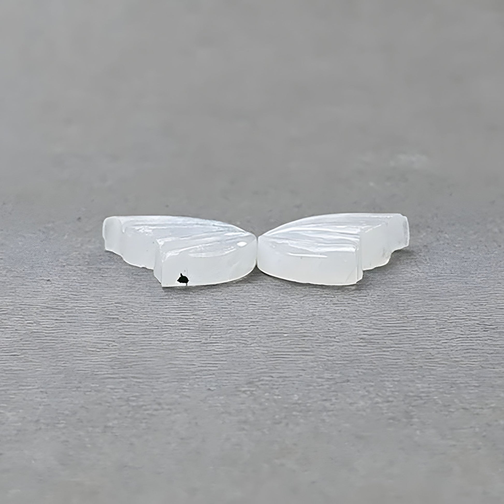 scultura a farfalla in pietra di luna arcobaleno