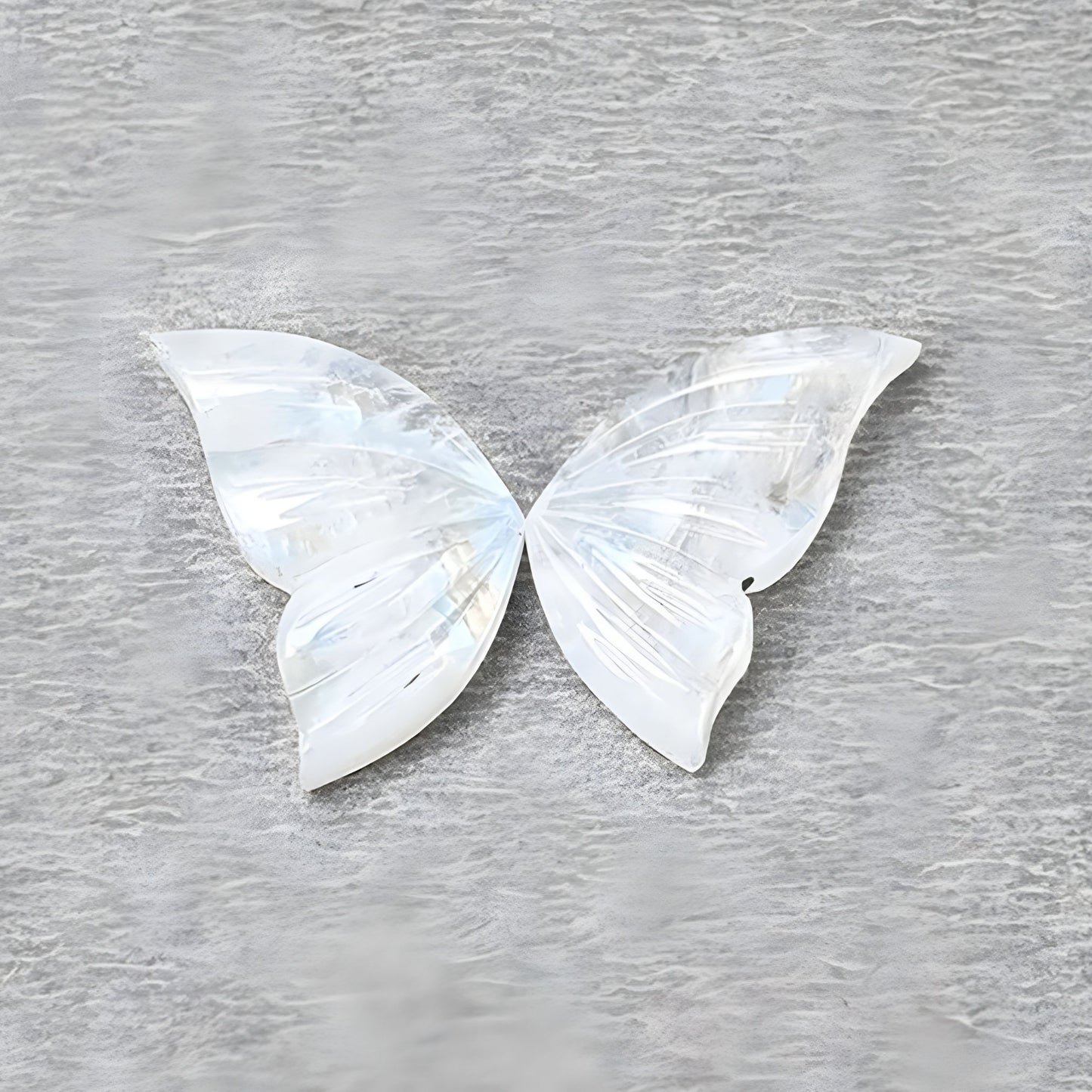 scultura a farfalla in pietra di luna arcobaleno