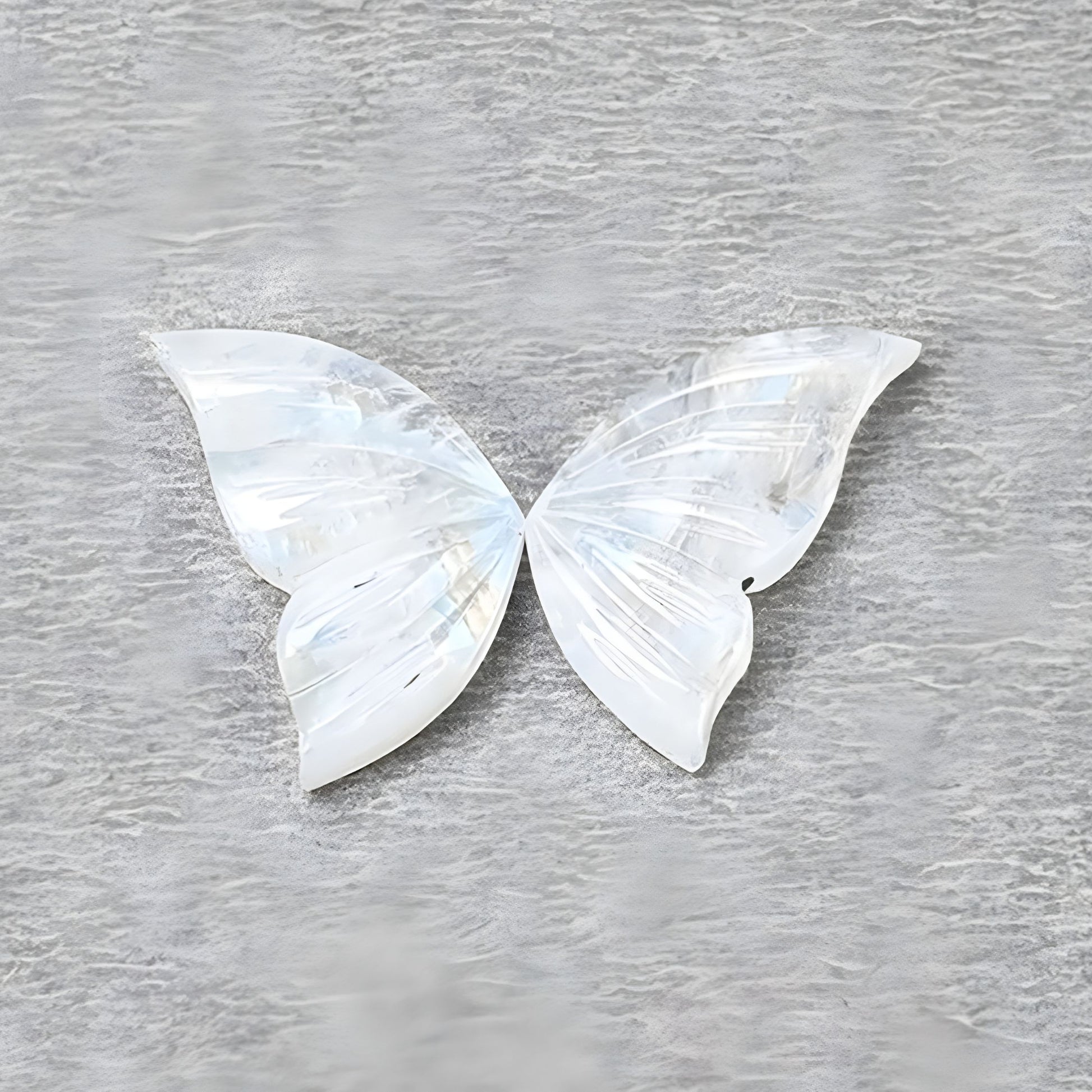 scultura a farfalla in pietra di luna arcobaleno