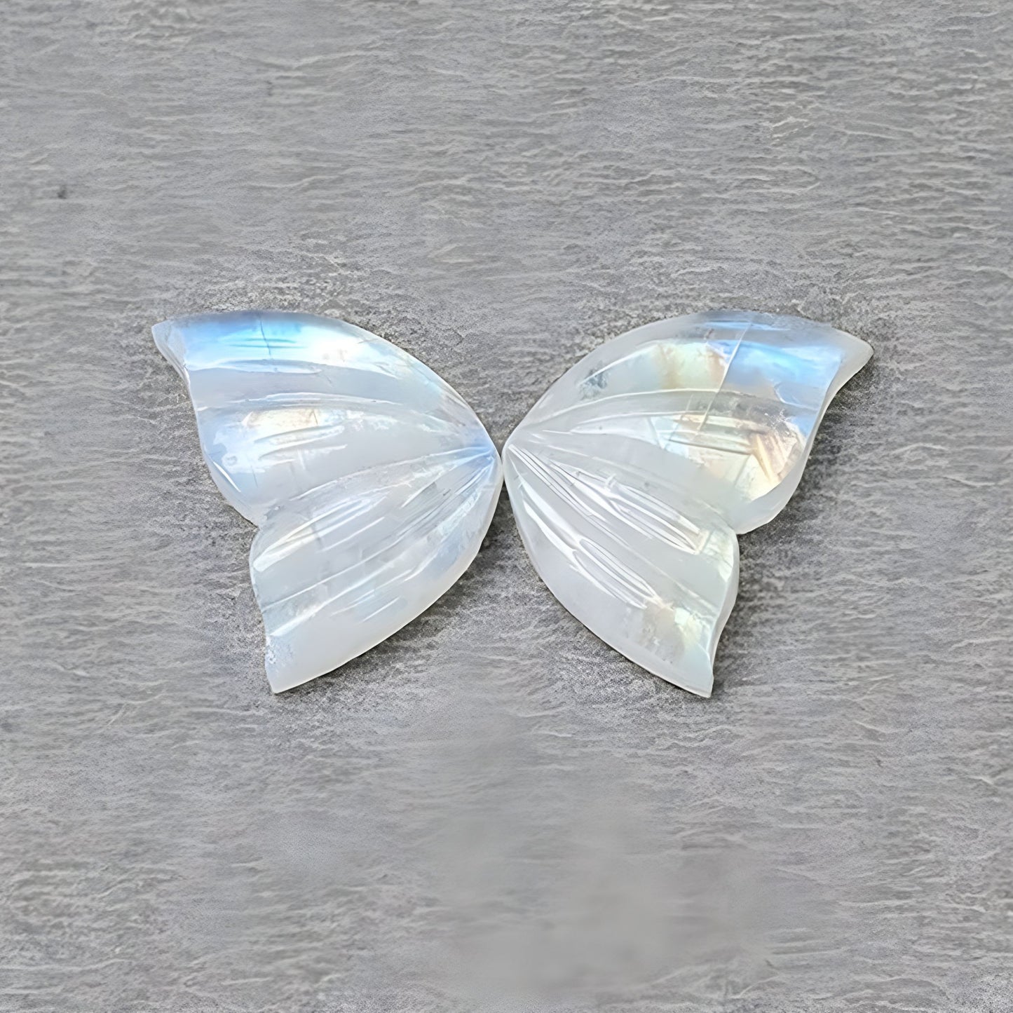 レインボームーンストーンの蝶の形の彫刻