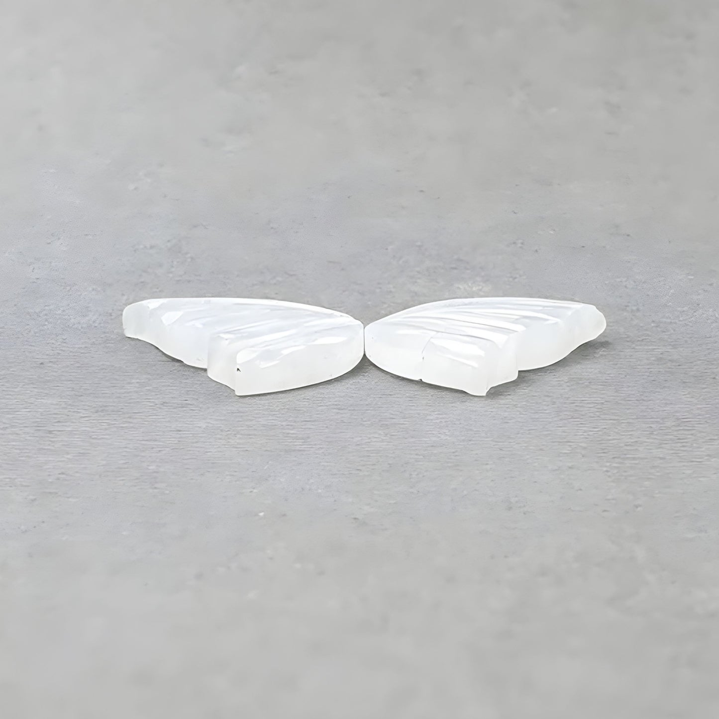 scultura a farfalla in pietra di luna arcobaleno