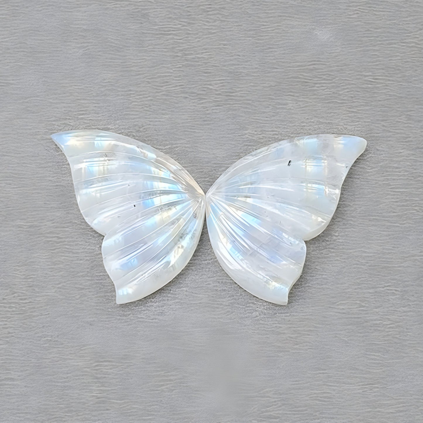 レインボームーンストーンの蝶の彫刻