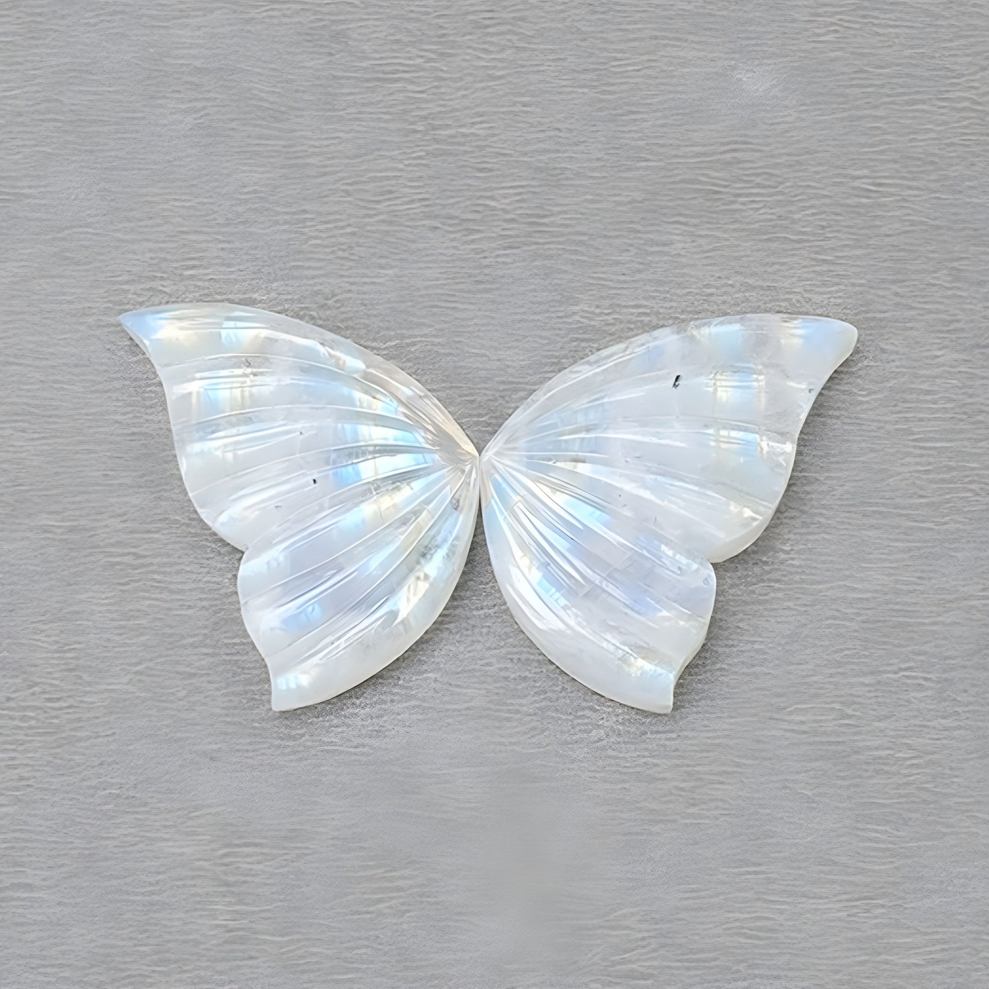 レインボームーンストーンの蝶の彫刻