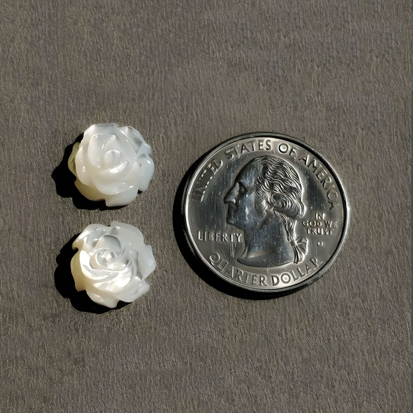 Intaglio di fiori di rosa in pietra di luna