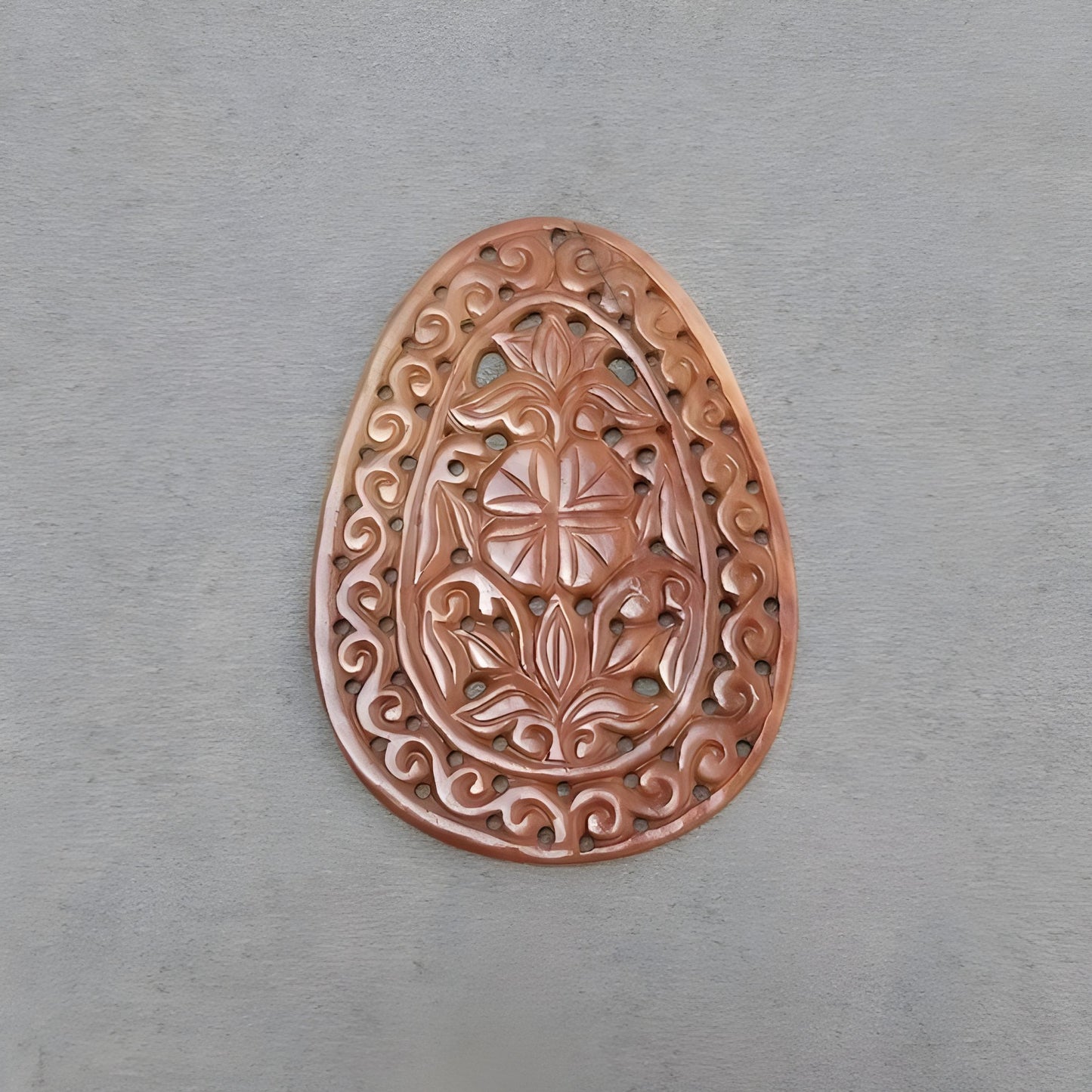 Scultura in quarzo di forma ovale