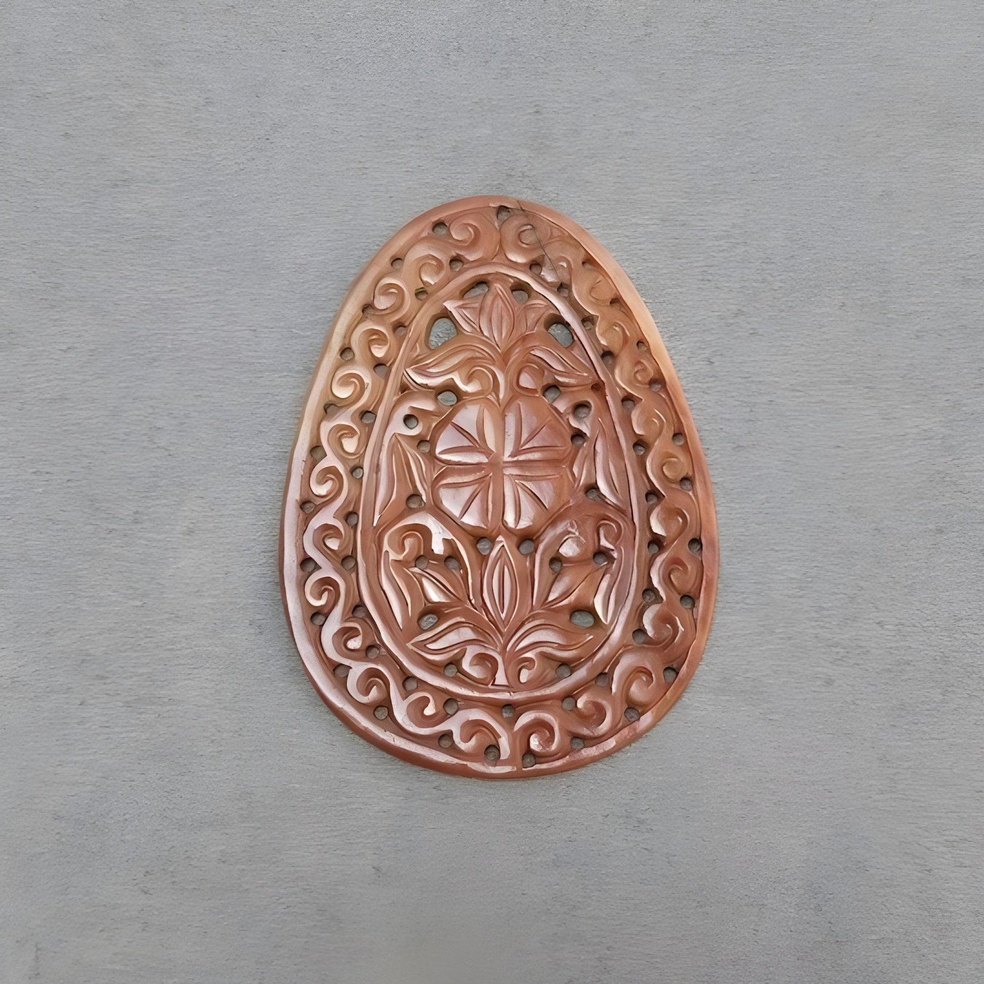 Scultura in quarzo di forma ovale