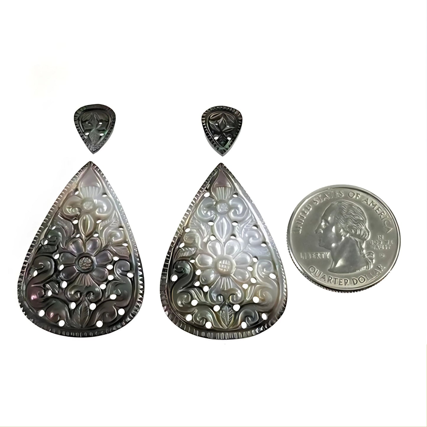 真珠貝の梨の彫刻