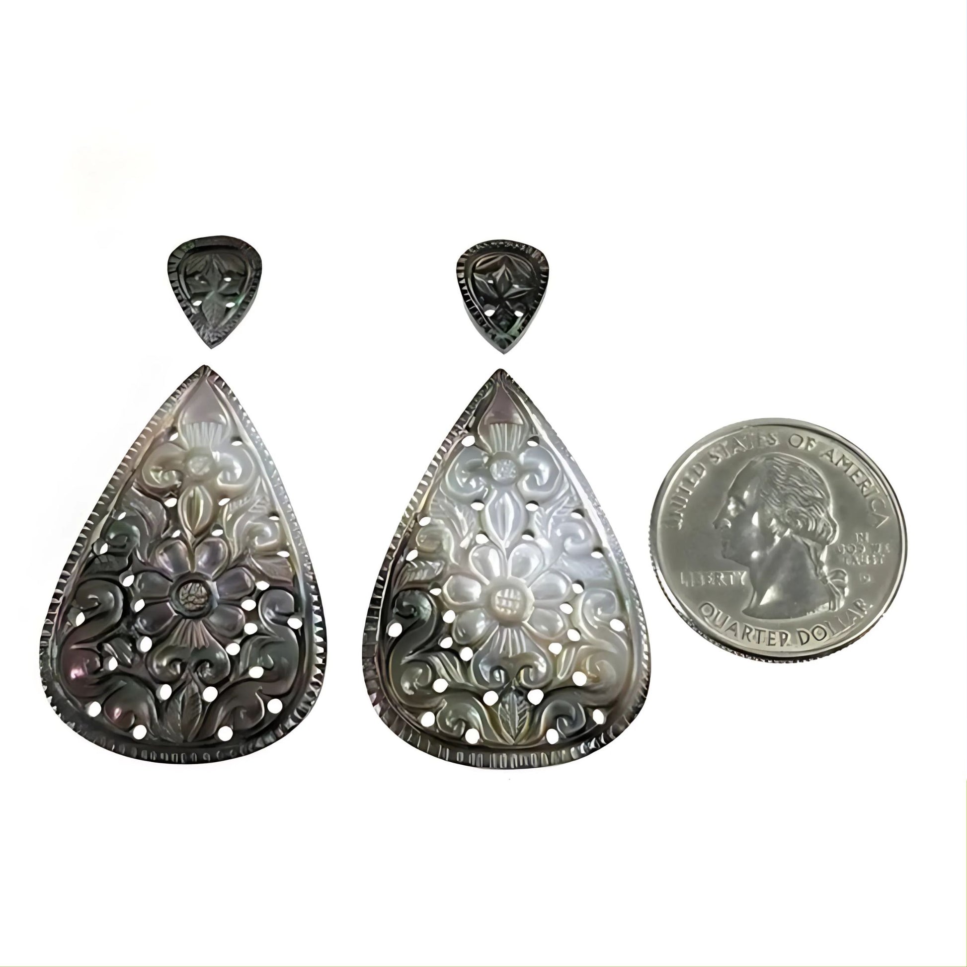 真珠貝の梨の彫刻