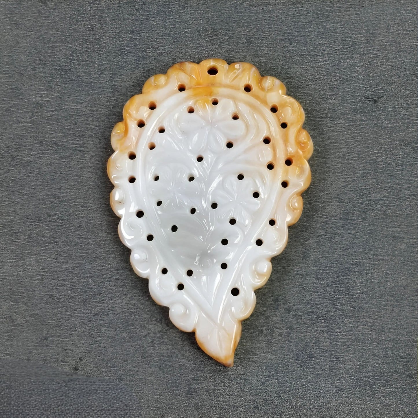 真珠貝の葉の彫刻