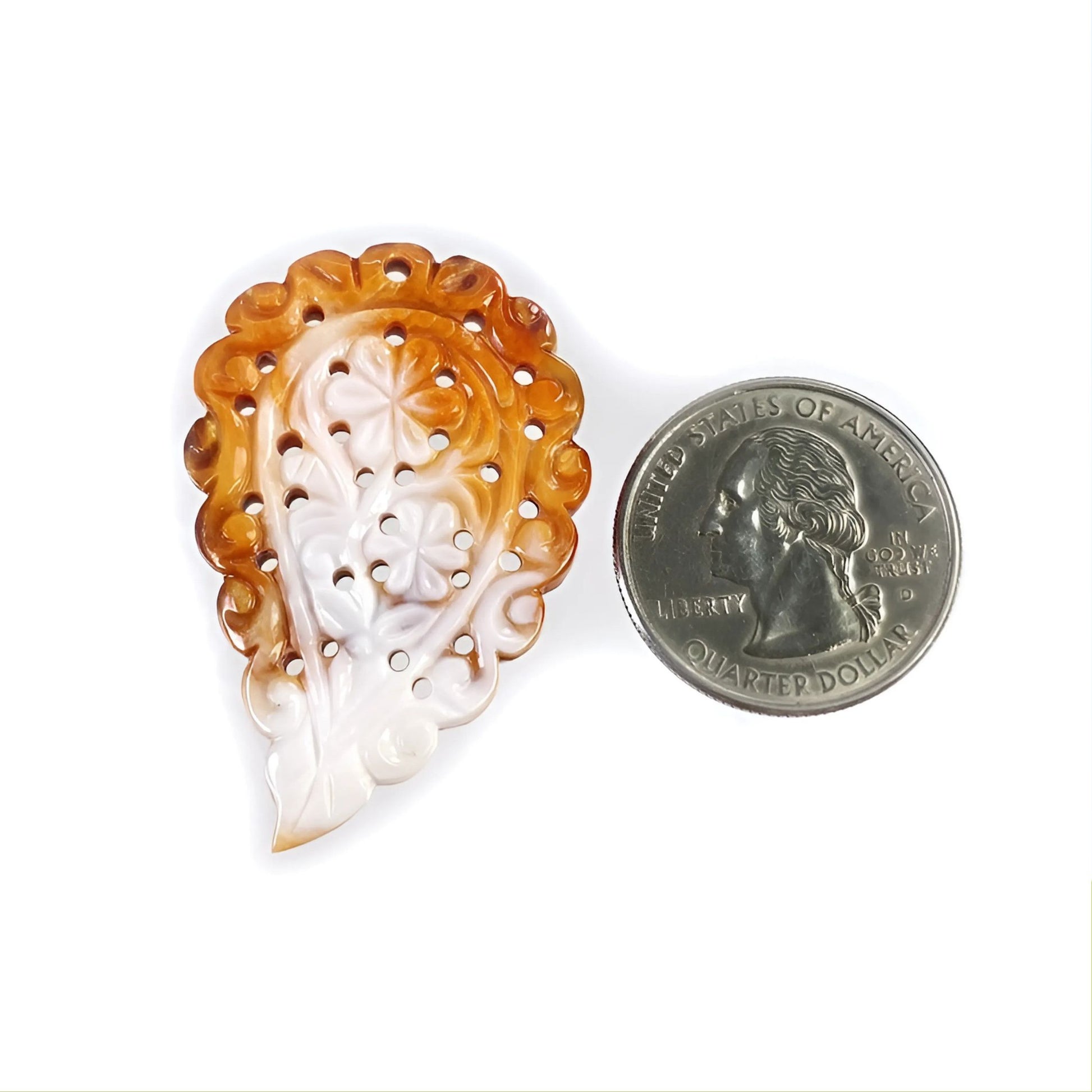 intaglio di foglie arancioni in madreperla